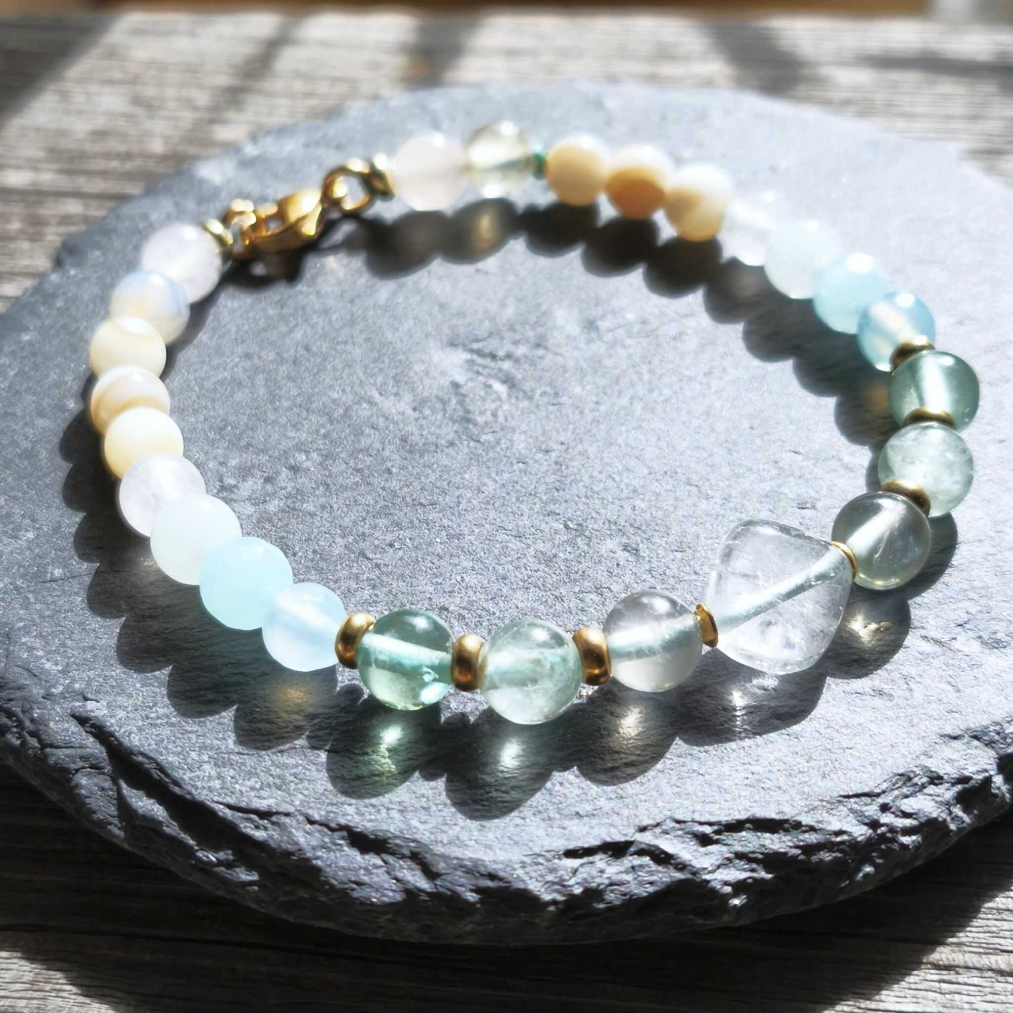 צמיד פלואורייט קוורץ אקוומרין ופנינה לחיזוק בהירות וחוכמה פנימית תכשיט עדין בעבודת יד