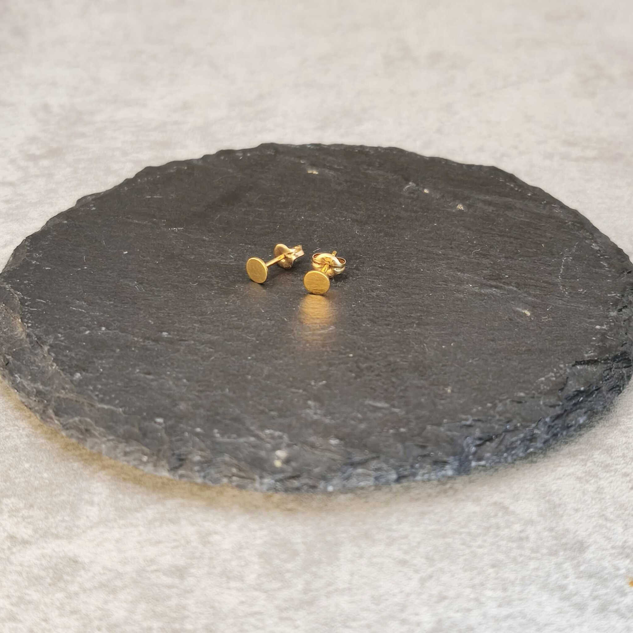 עגילי גולדפילד 14K צמודים עם דיסק עגול מלוטש אלגנטיות מינימליסטית