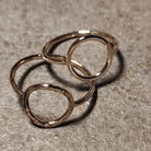 טבעת עדינה מגולדפילד 14K בעיצוב מעגלי אורגני מינימליסטי