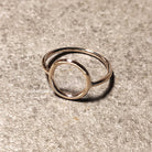 טבעת גולדפילד 14K עדינה בעיצוב מעגלי אורגני עם משמעות רוחנית