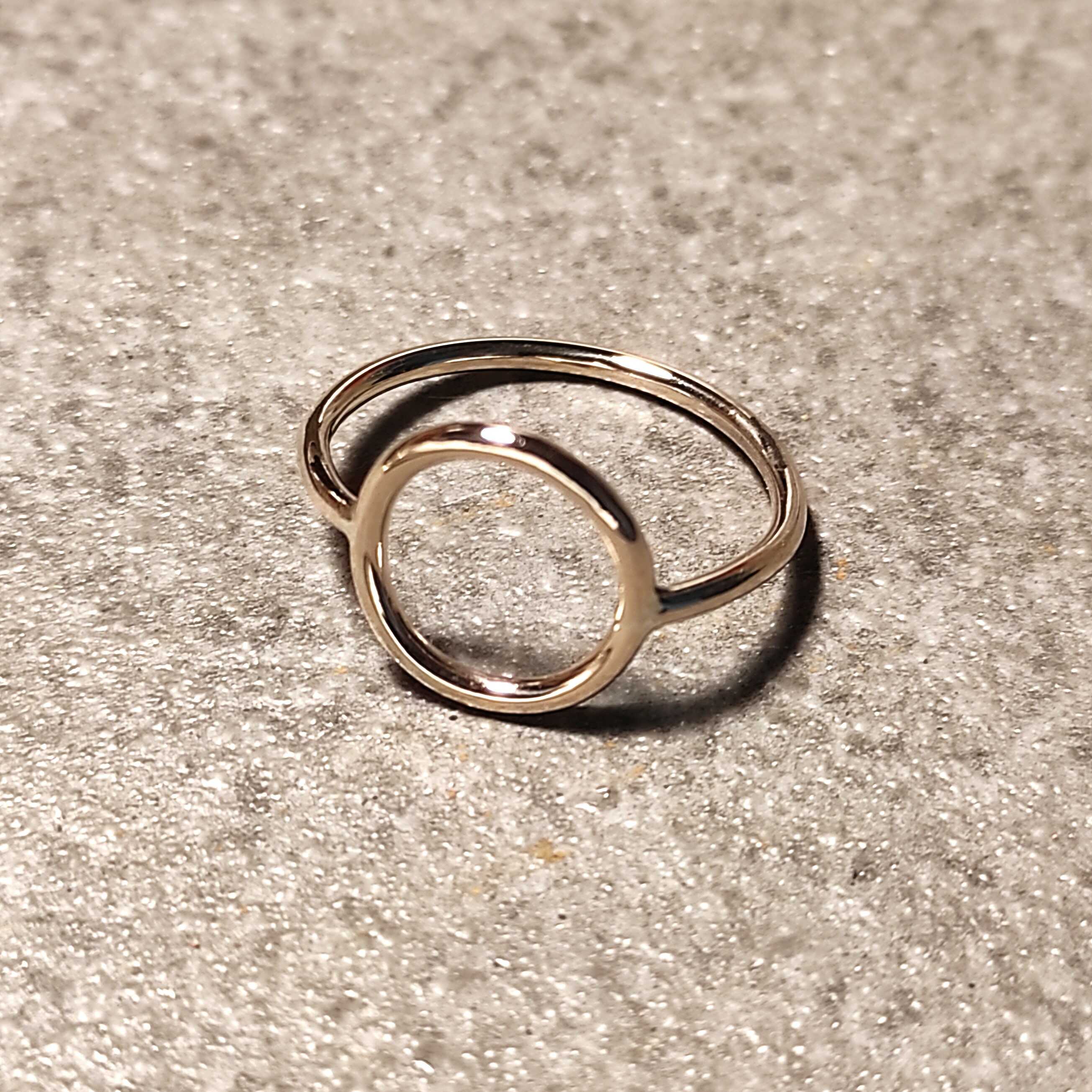 טבעת גולדפילד 14K עדינה בעיצוב מעגלי אורגני עם משמעות רוחנית