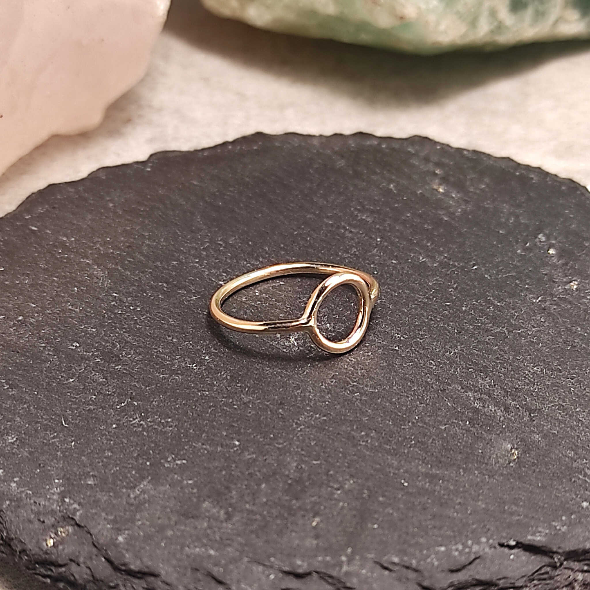 טבעת קארמה קטנה מגולדפילד בעיצוב עדין עם משמעות רוחנית | Soul Elements Holistic Jewelry Studio