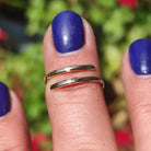 טבעת זהובה בעיצוב ספירלי עדין  מסמלת צמיחה והתפתחות פנימית