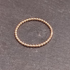 טבעת גולדפילד אורגנית עם חרוזים עגולים היוצרים אסתטיקה רגועה