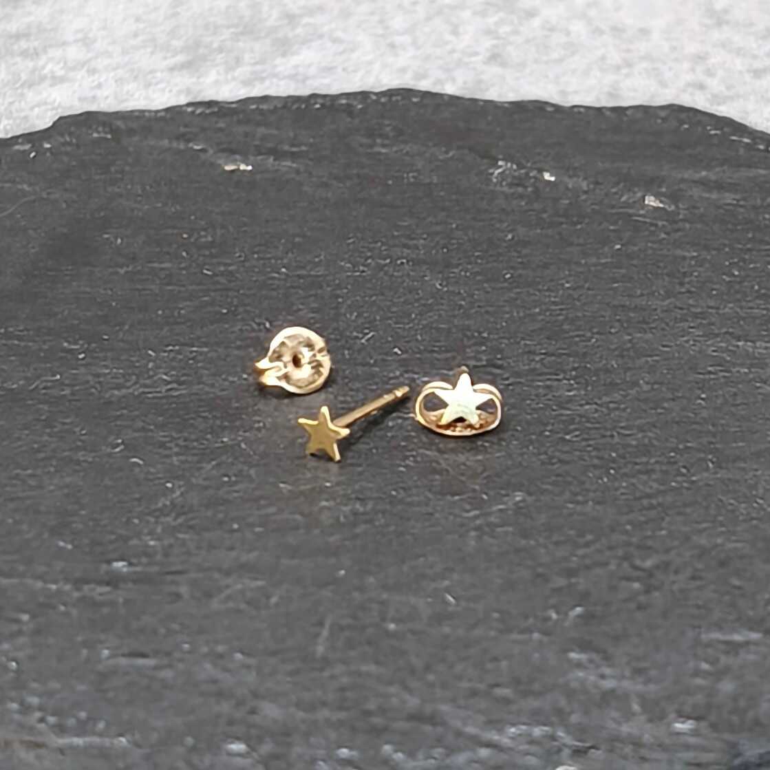 עגילי גולדפילד כוכב קטנים צמודים - עגילי זהב 14K מינימליסטיים