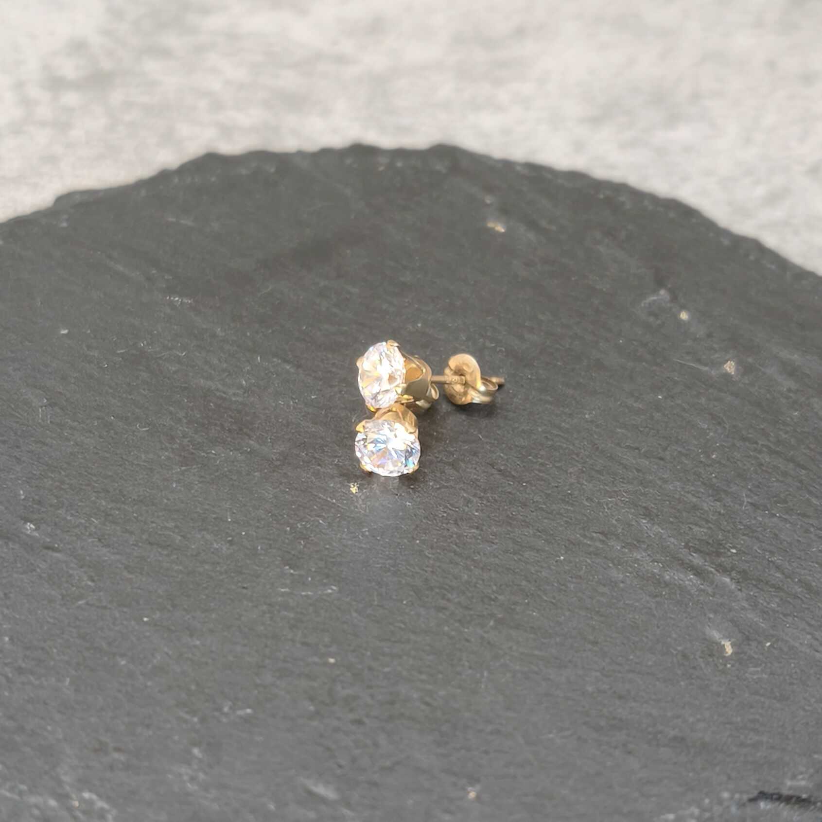 עגילי גולדפילד 14K צמודים קלאסיים עם אבן זירקון CZ נוצצת אלגנטיות יומיומית