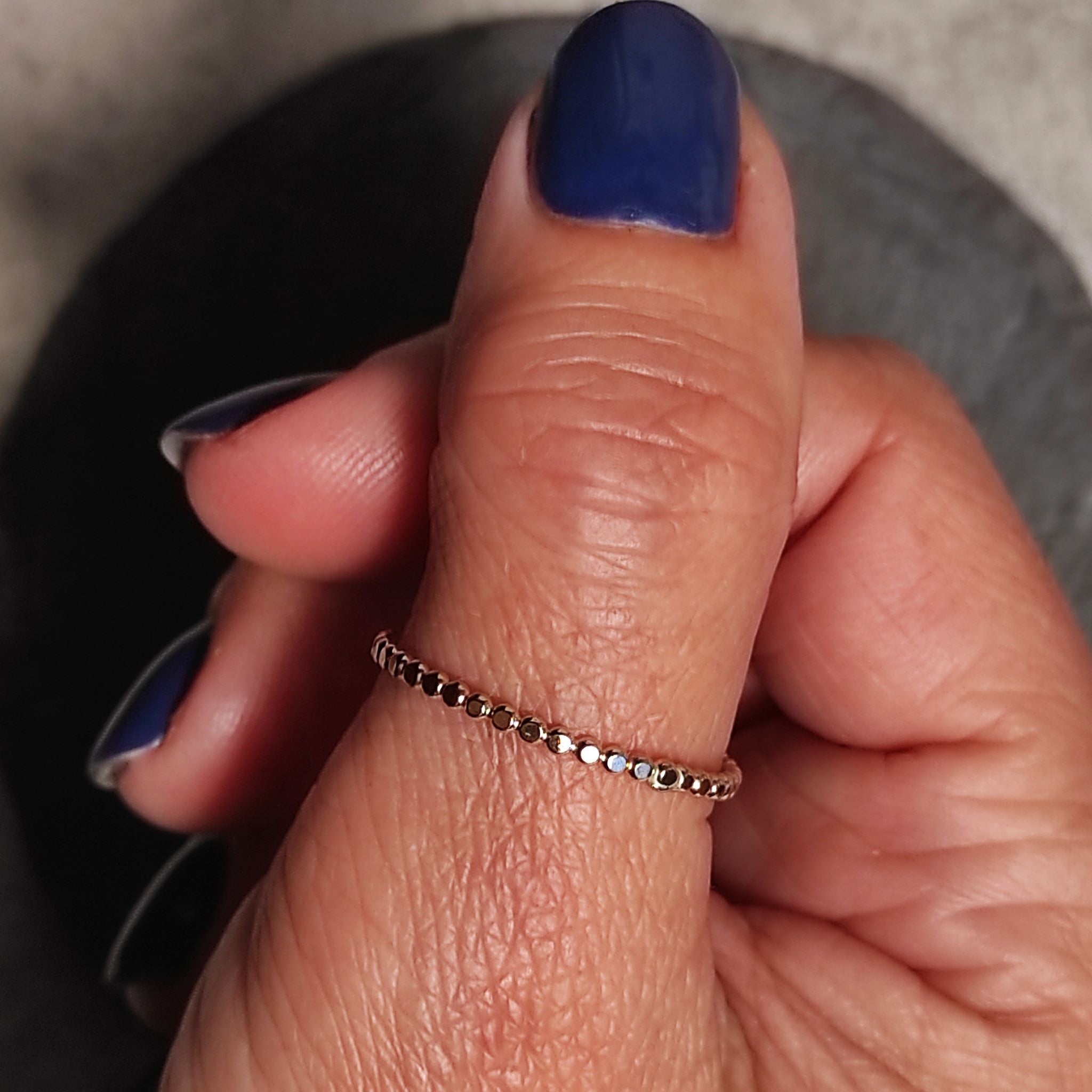 טבעת גולדפילד בעבודת יד עם דוגמת חרוזים זורמת ומרקם חלק