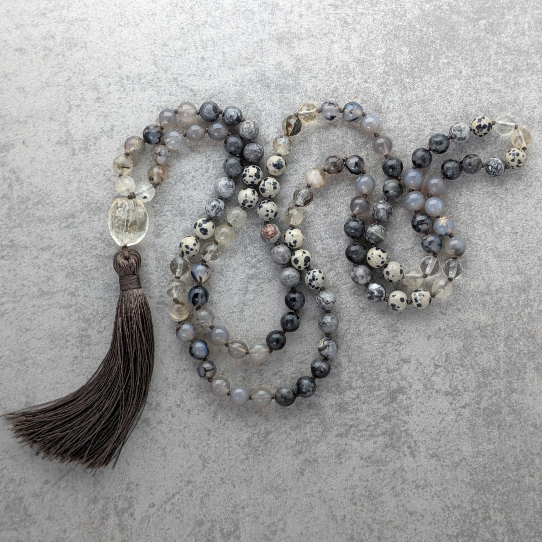 שרשרת מאלה אבני חן אפורות עם קוורץ שקופה למיקוד ריכוז ויצירתיות