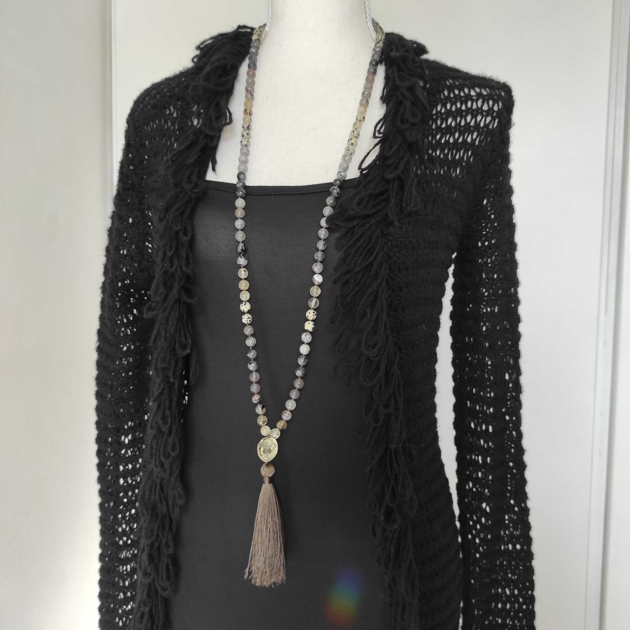 שרשרת אבני חן אפורות ללימודים זיכרון ומיקוד לסטודנטים