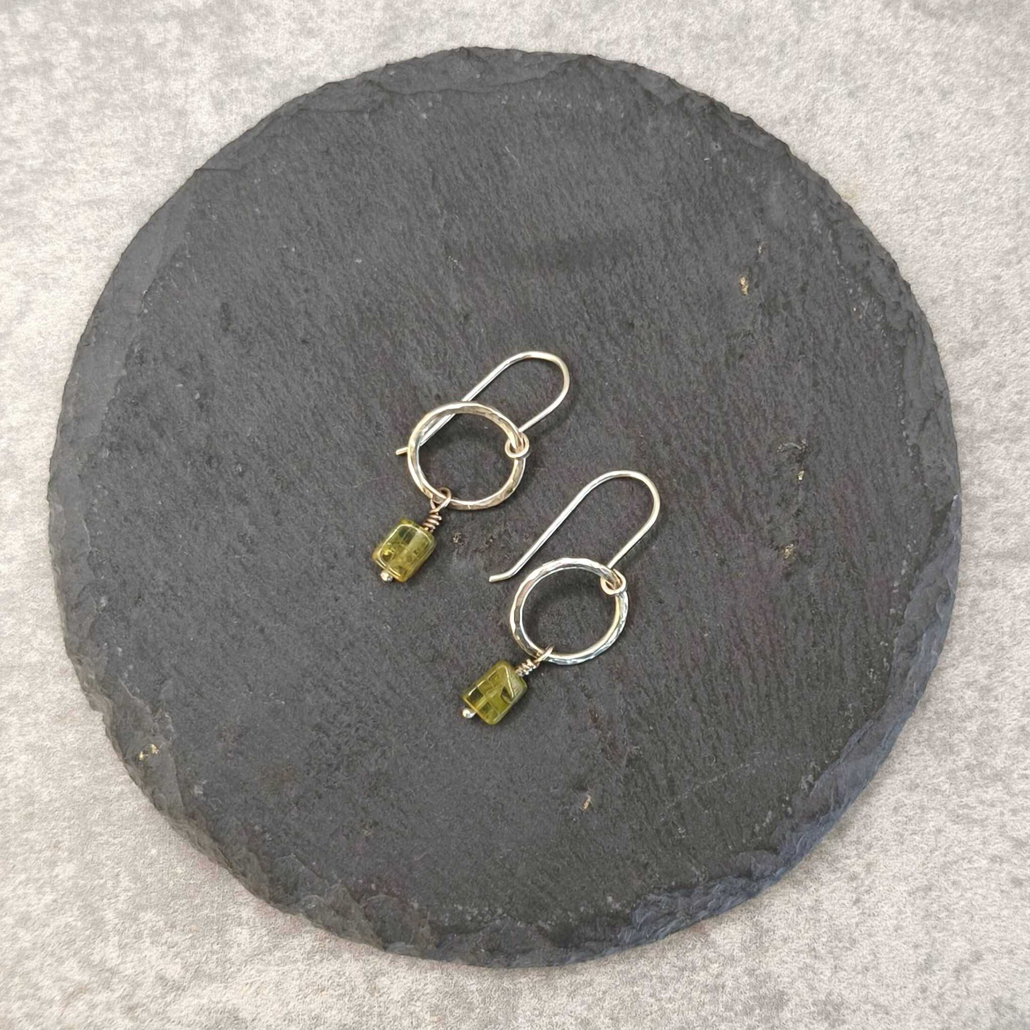 עגילי כסף מרוקעים עם פרידות ירוקה שקופה טבעית אנרגיה חיובית ואופטימיות