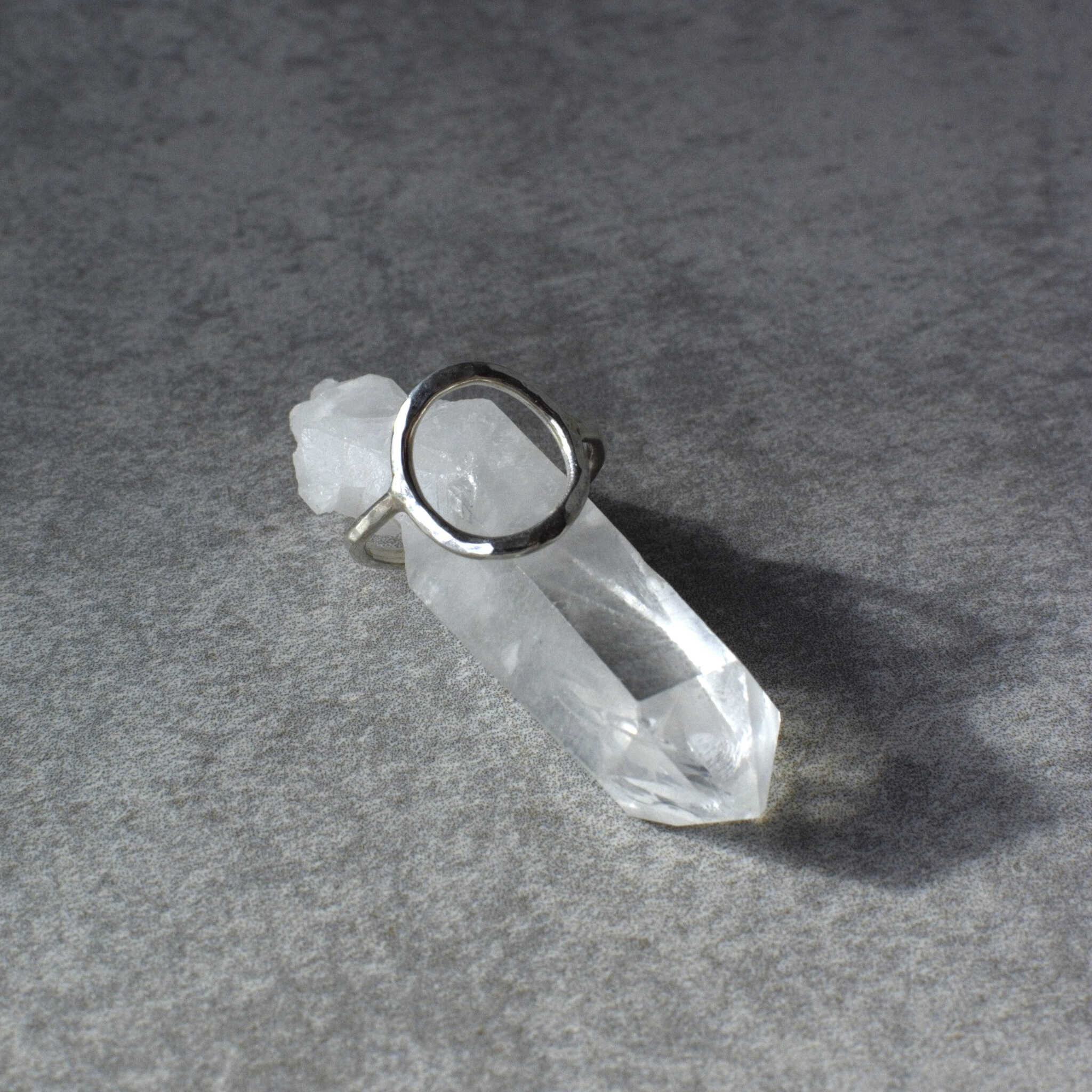 תכשיט קארמה מכסף 925 עם ריקוע בחישוק ובבסיס הטבעת