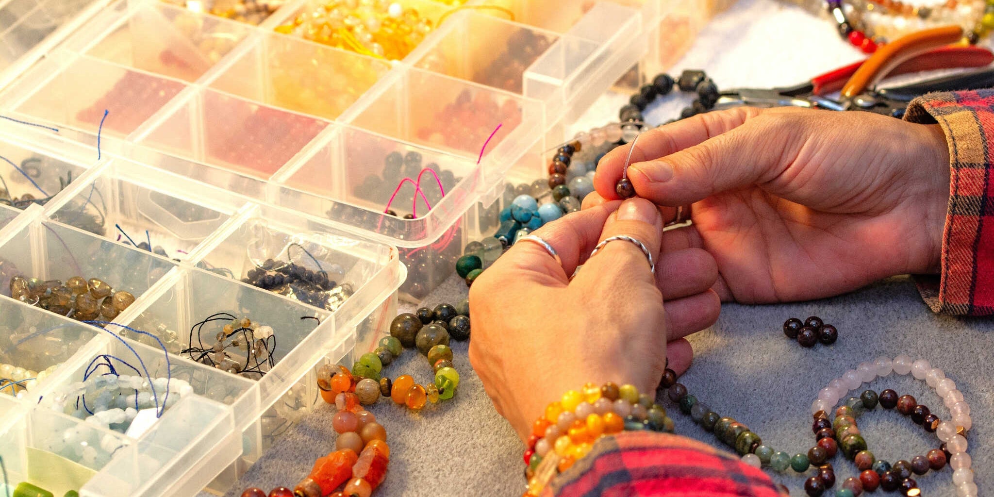 קשירת חרוזי אבני חן בעבודת יד ליצירת שרשרת מאלה, צמידים אבני חן אנרגטיים, תכשיטים בהזמנה, טבעת מיוחדת