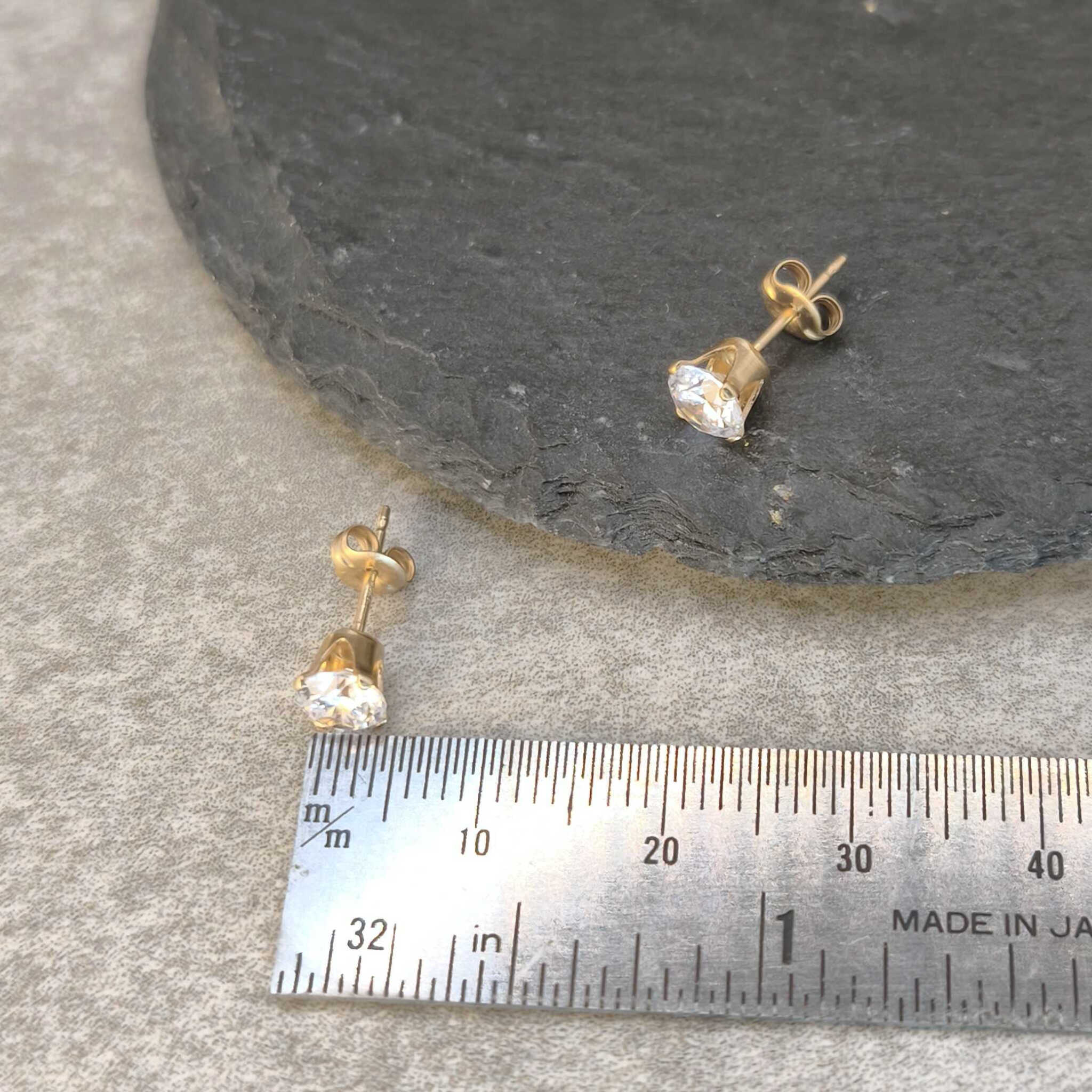 עגילים צמודים גולדפילד 14K בעבודת יד עם אבן זירקון נוצצת ברק ואור