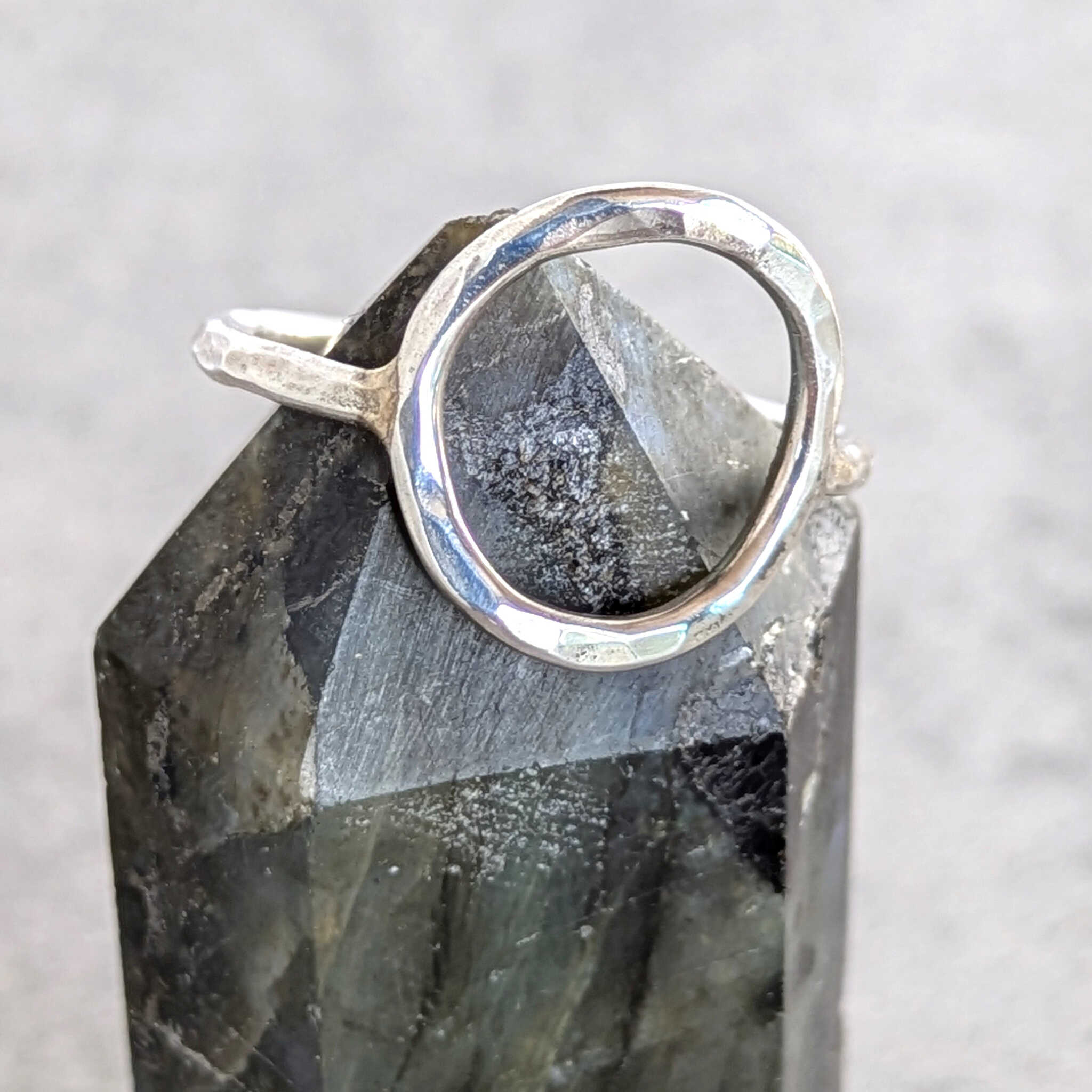 טבעת קארמה כסף סטרלינג 925 עם ריקוע עדין ועיצוב מעגלי