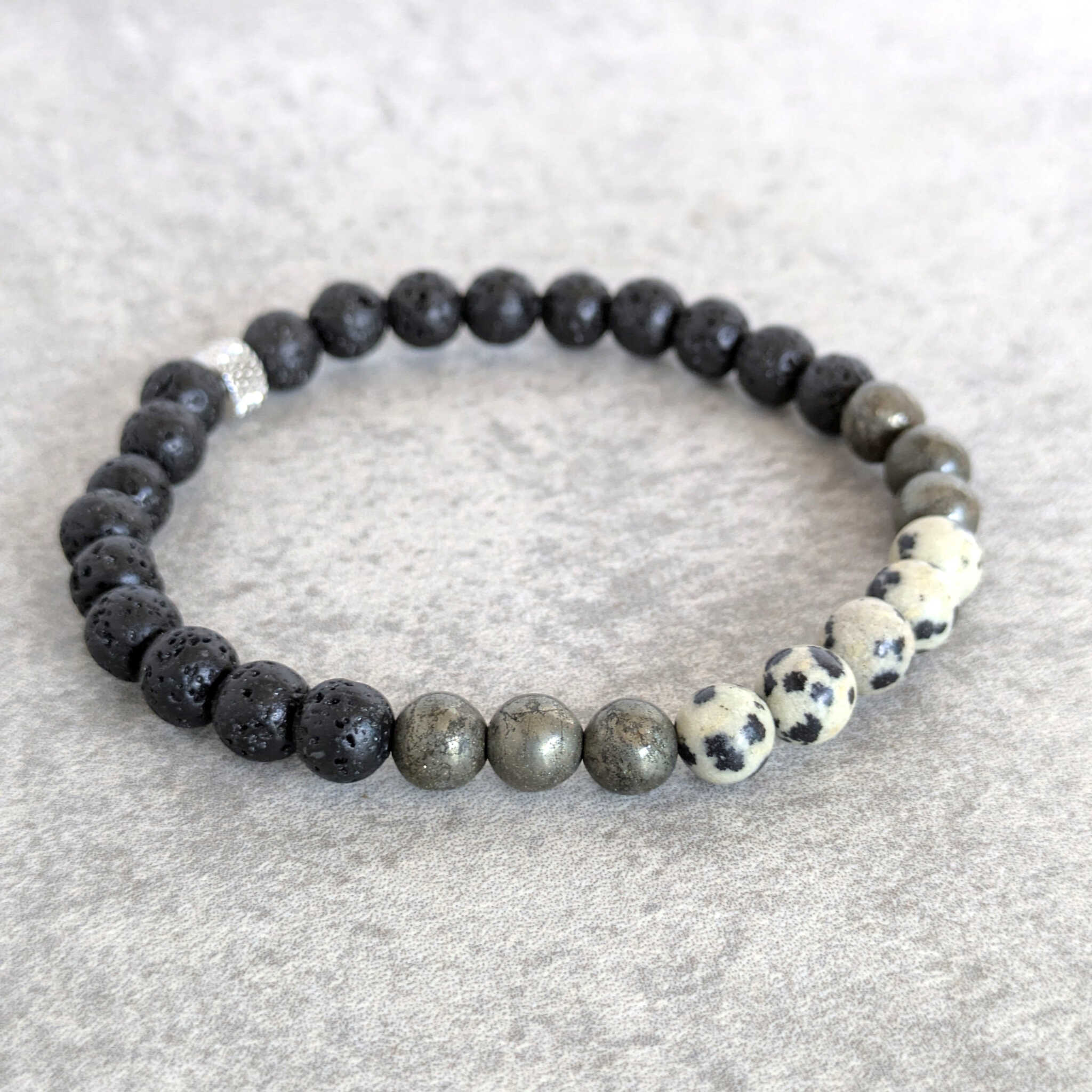 צמיד בעבודת יד עם אבן לבה וג'ספר דלמטיאן לחוסן נפשי ושמחה