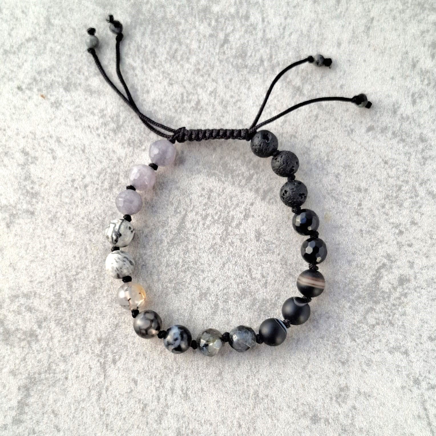 צמיד מקרמה בעבודת יד עם אבני לבה שחורה ואגת לעוצמה פנימית, צמיד קשירה מקרמה