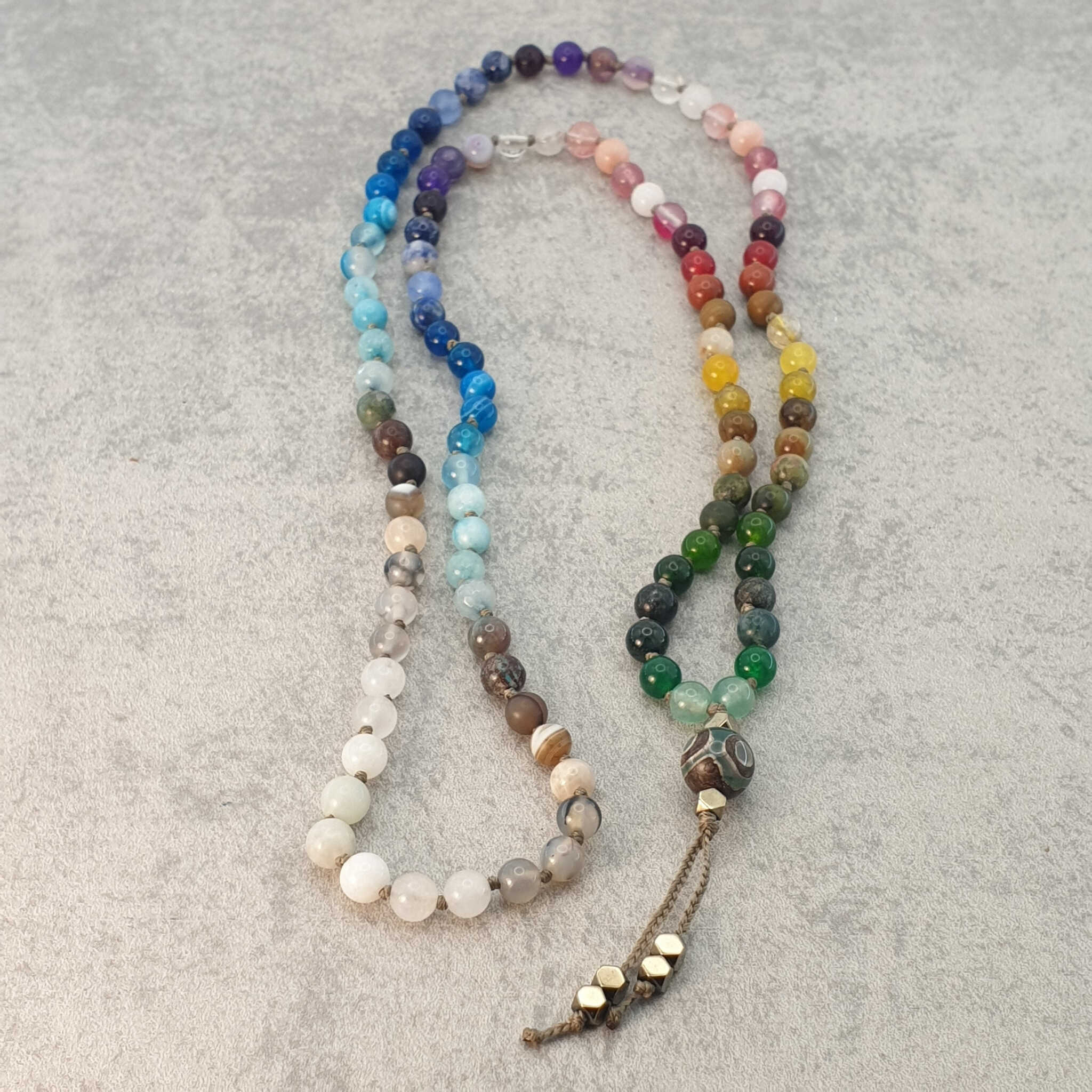 שרשרת מאלה בעבודת יד עם אבני חן אותנטיות ודזי אגת למדיטציה