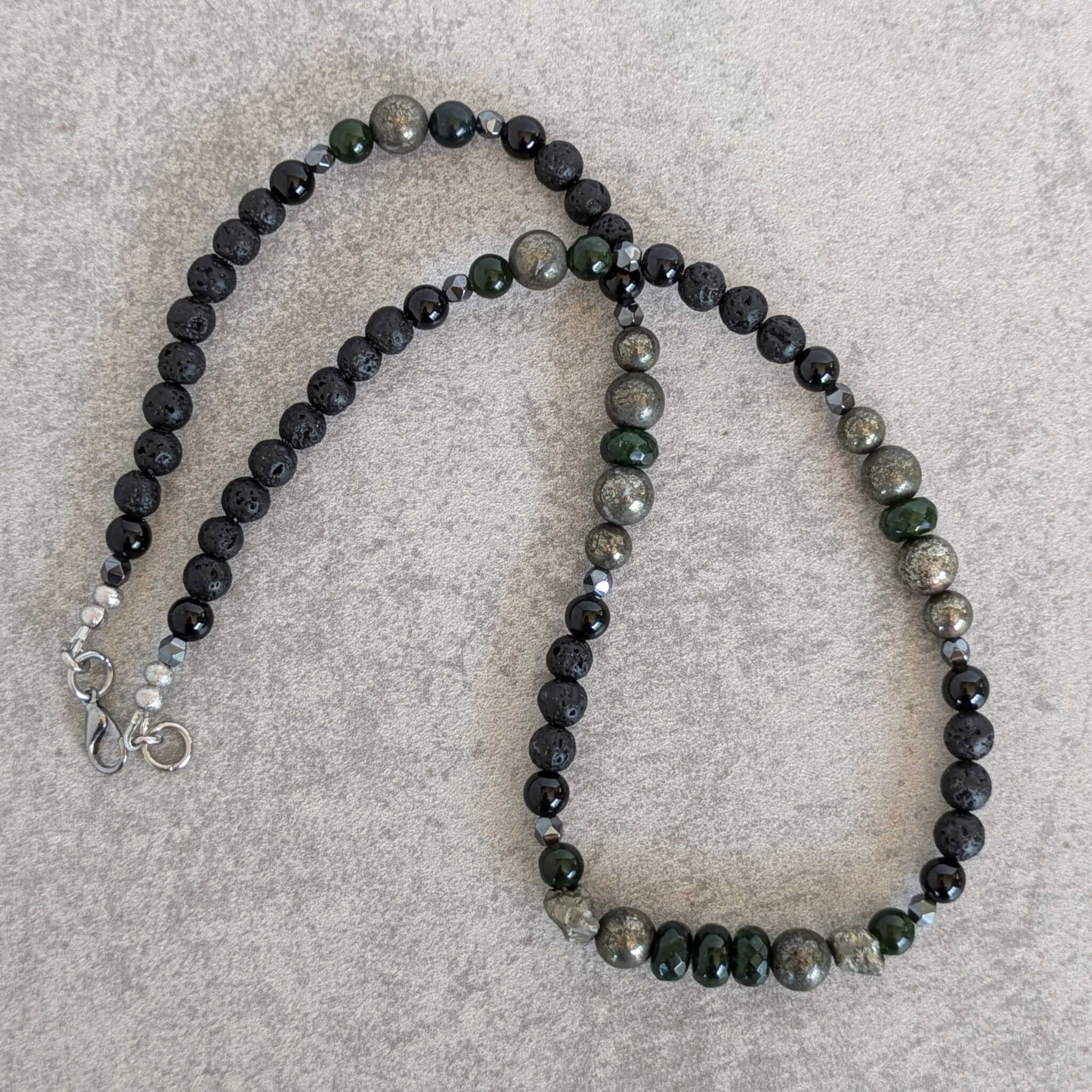 שרשרת מאלה בעבודת יד עם אבן לבה ואגת שחורה לצמיחה רוחנית