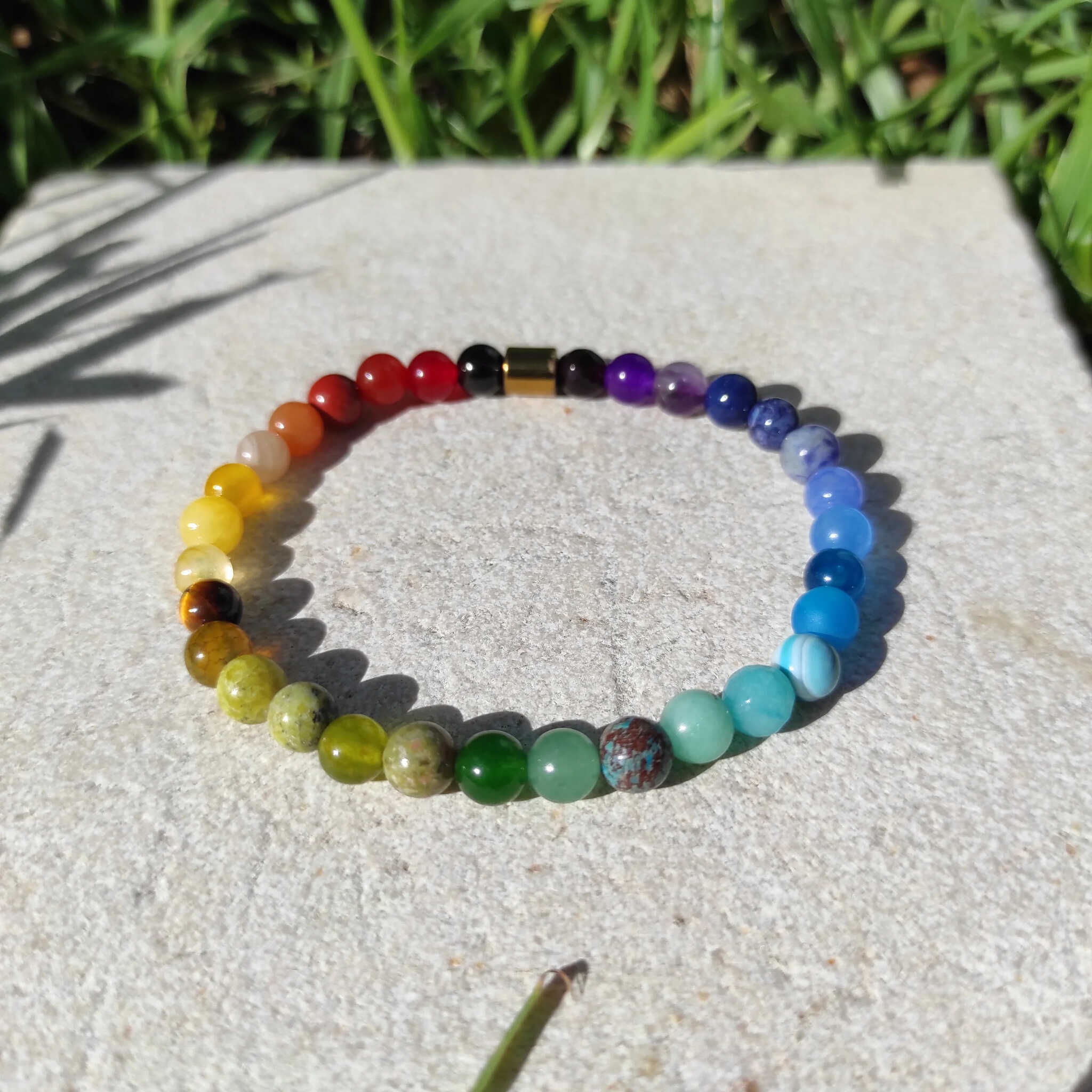 צמיד בעבודת יד בצבעי קשת לחיבור רוחני ואיזון פנימי