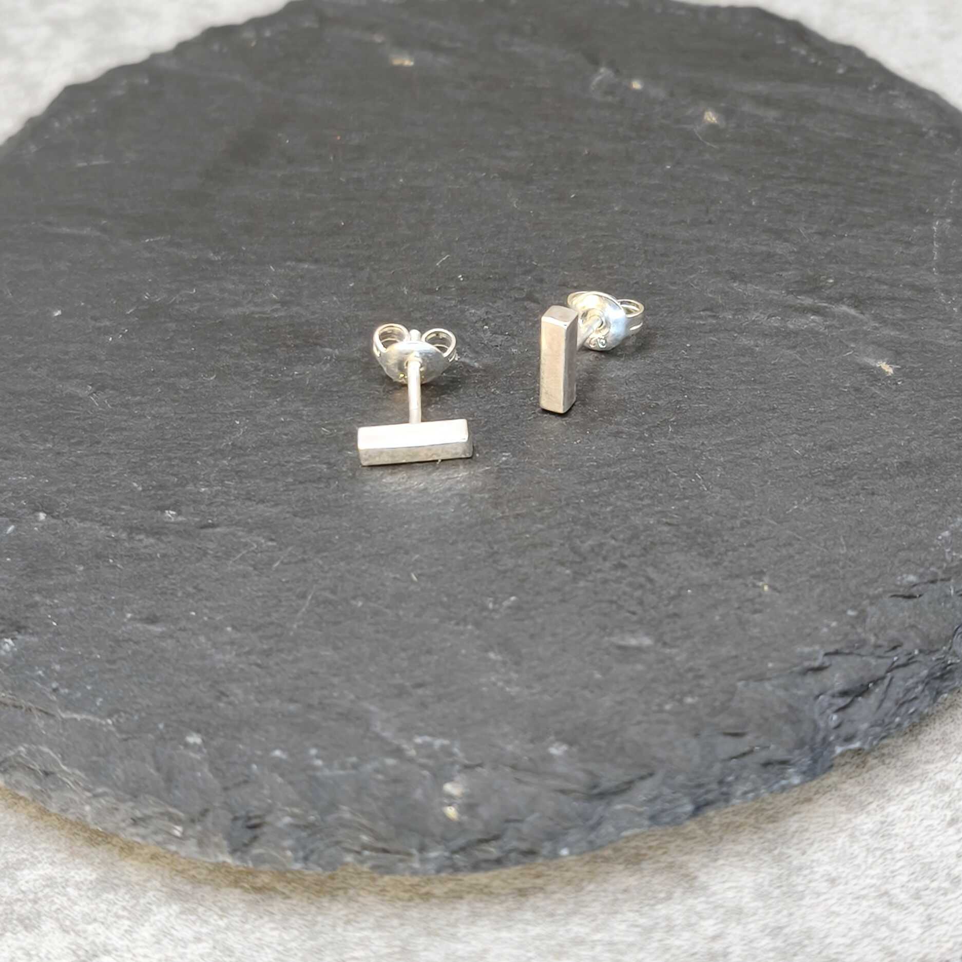 עגילי כסף 925 בעבודת יד צורת קו למיקוד וכיוון