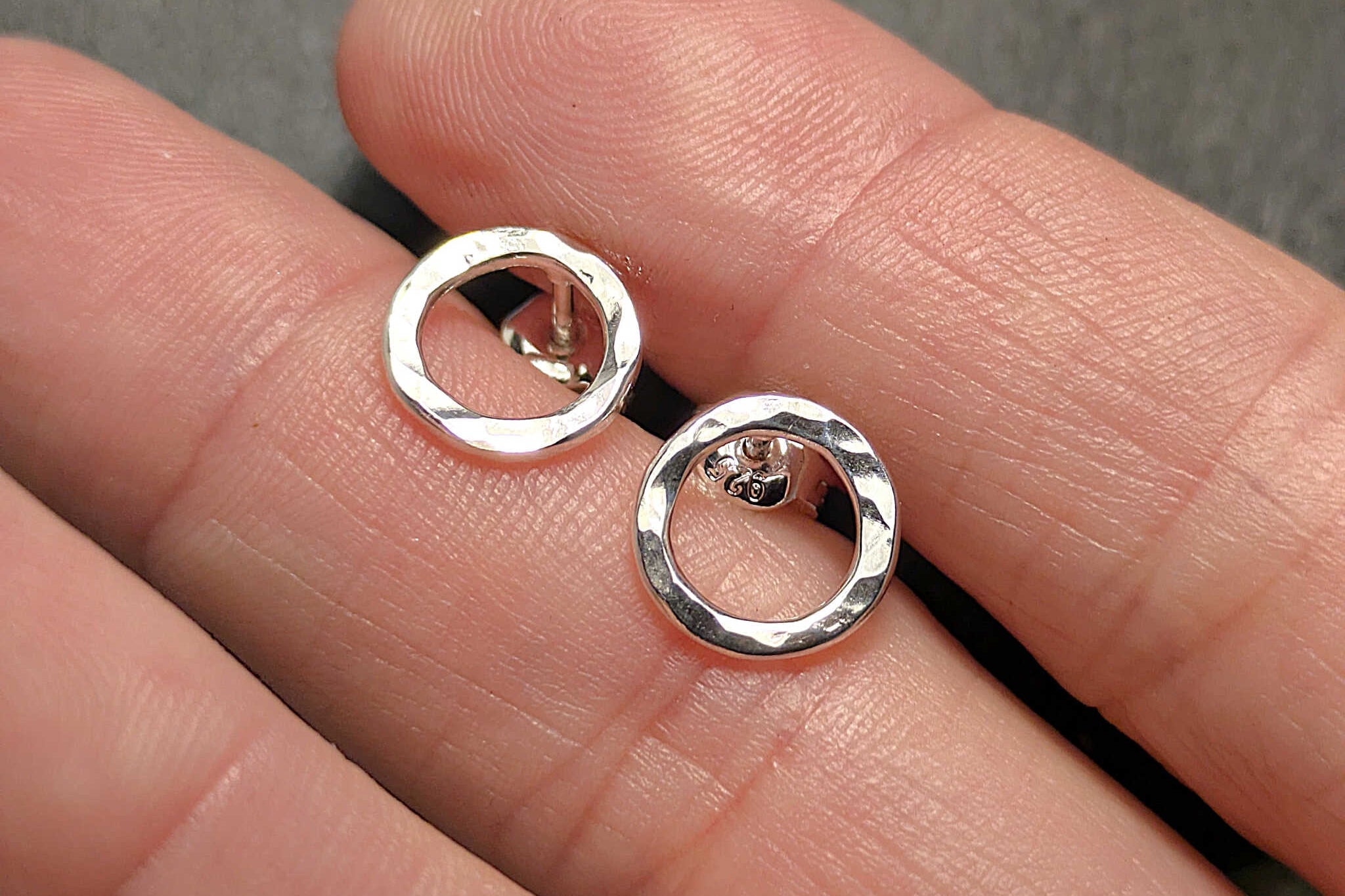 עגילי כסף 925 צמודים מעגליים עם גימור מרוקע עדין