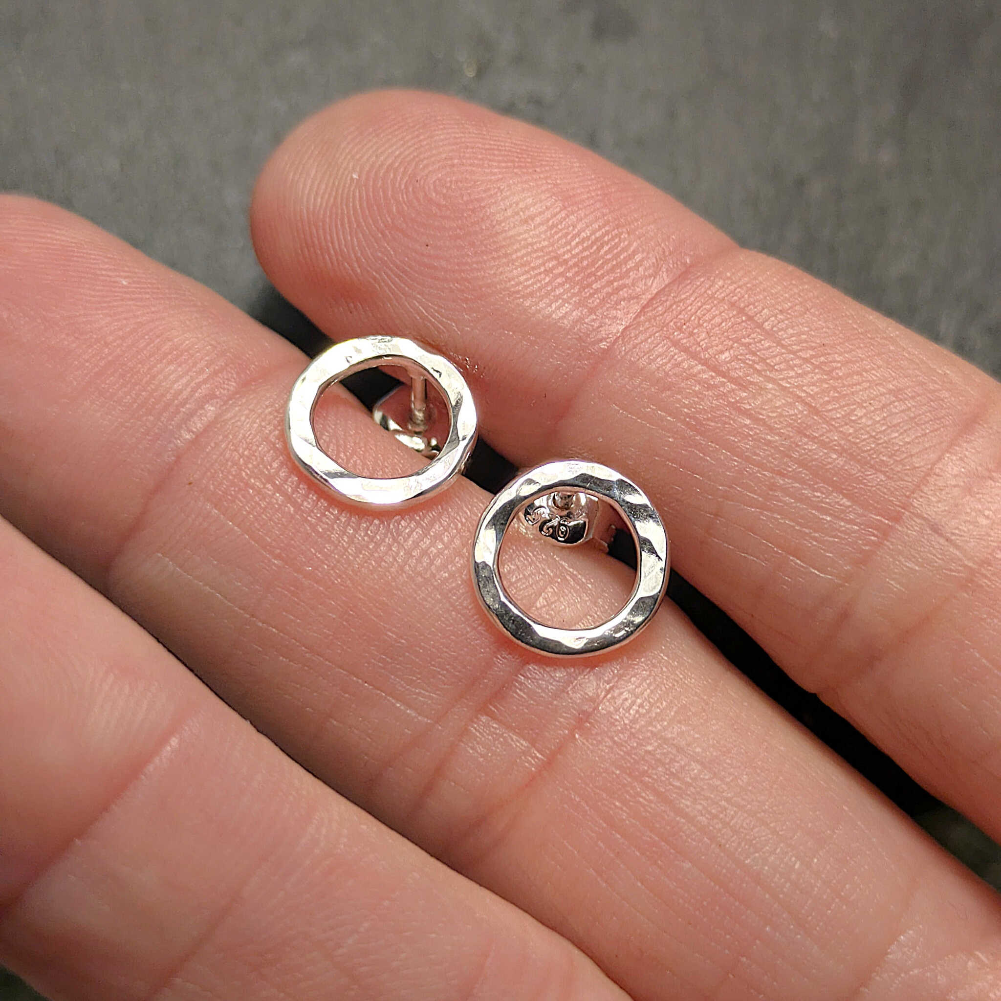 עגילי כסף 925 צמודים מעגליים עם גימור מרוקע עדין