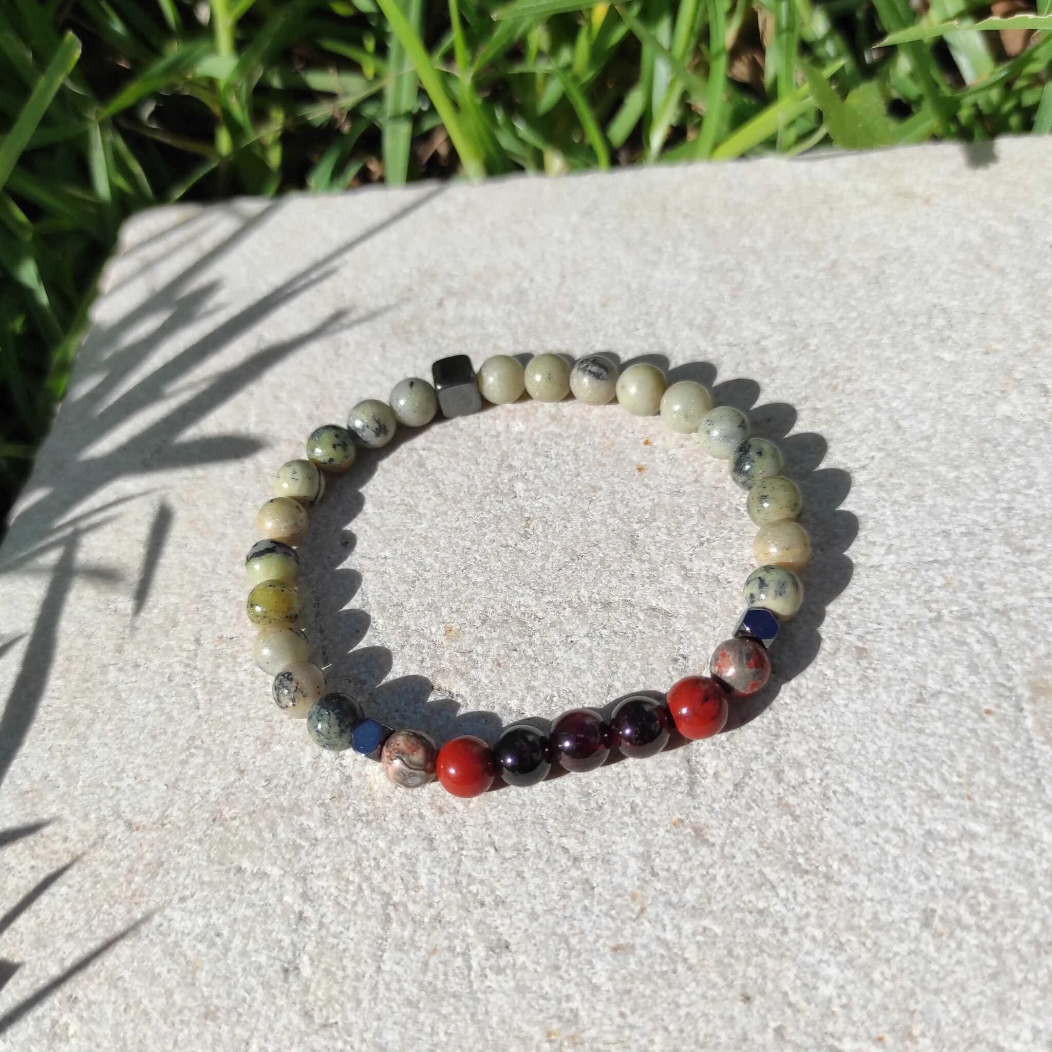 צמיד לביטחון תכשיטי אבני חן אדומות וירוקות לחיוניות ותשוקה לחיים