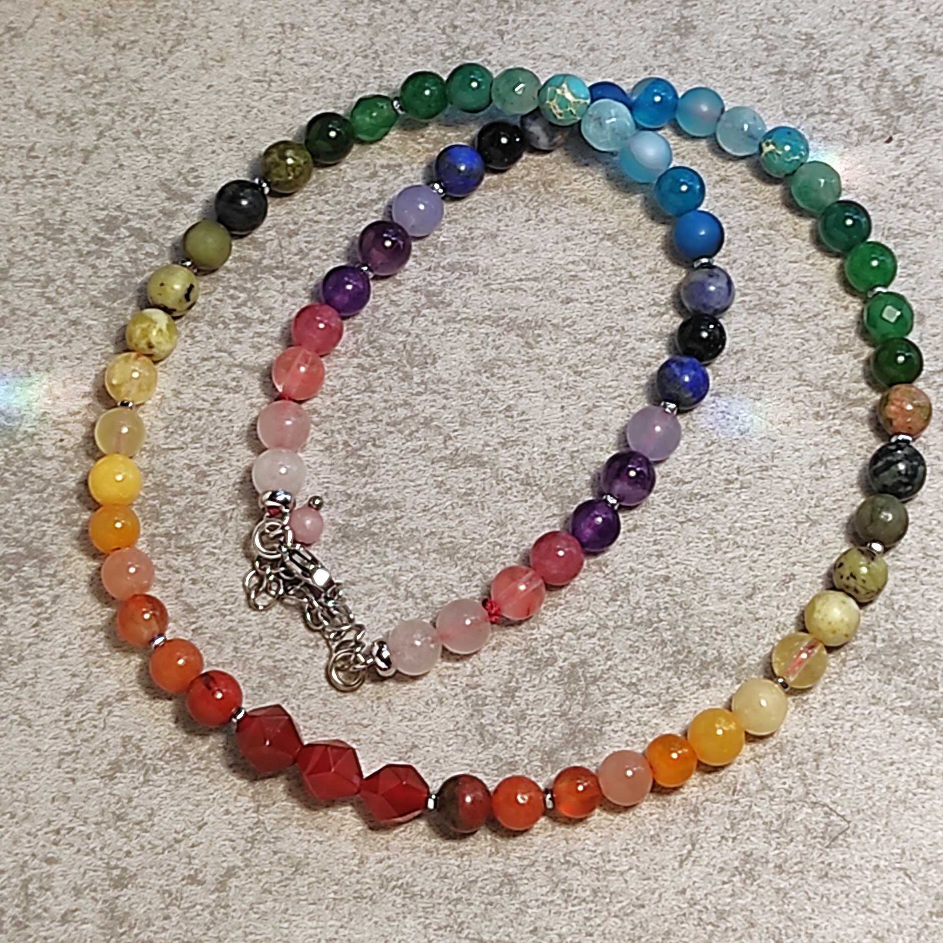 תכשיט אנרגטי שרשרת אבני חן צבעי קשת עם קרנליאן לריפוי והרמוניה