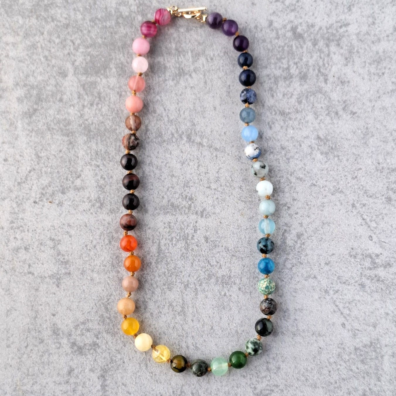 תכשיט צבעוני עשוי אבנים טבעיות, כגון גרנט, רוז קוורץ, טורקיז אפריקאי למצב רוח טוב