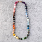 תכשיט צבעוני עשוי אבנים טבעיות, כגון גרנט, רוז קוורץ, טורקיז אפריקאי למצב רוח טוב