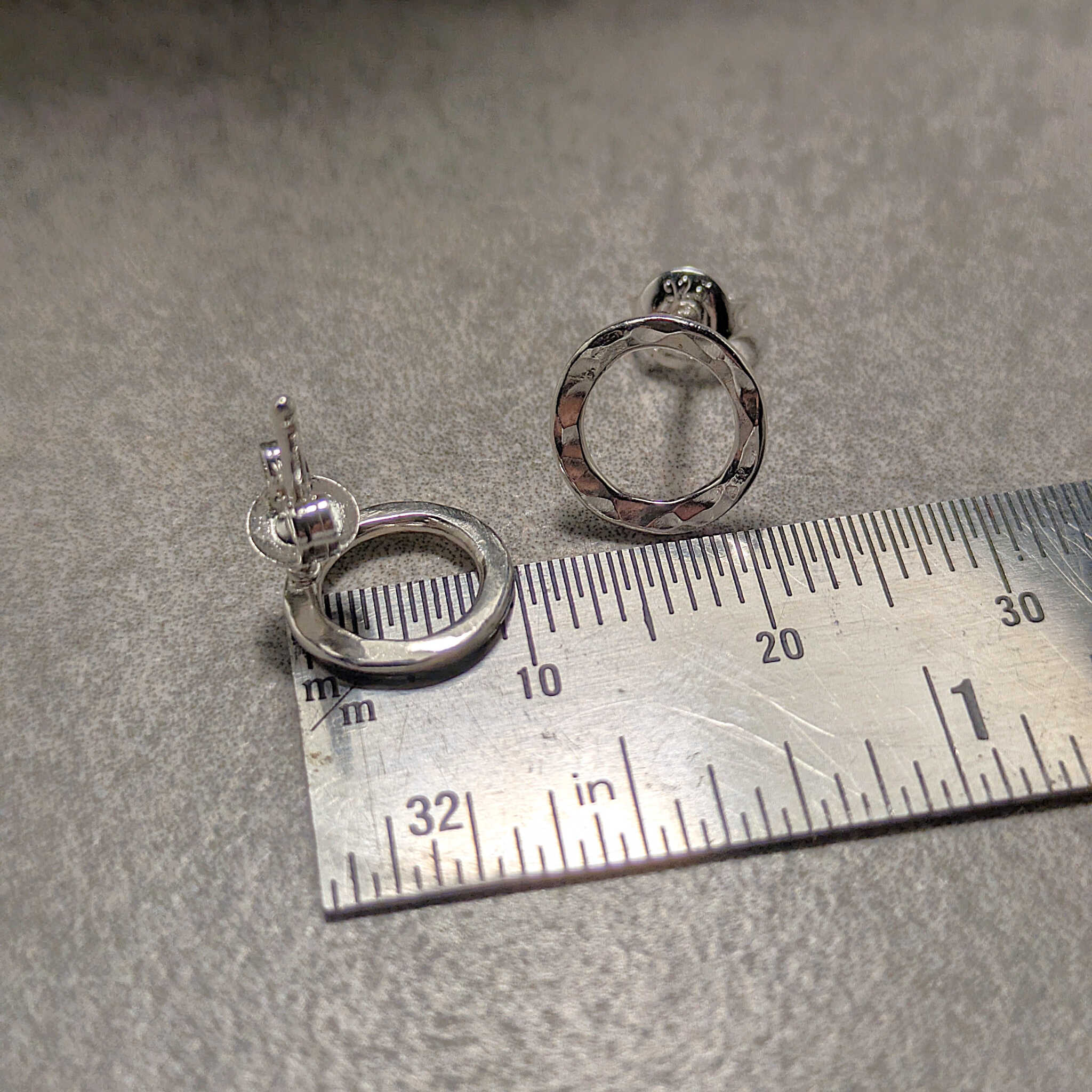 עגילי קארמה כסף 925 מינימליסטיים עם רקוע עדין