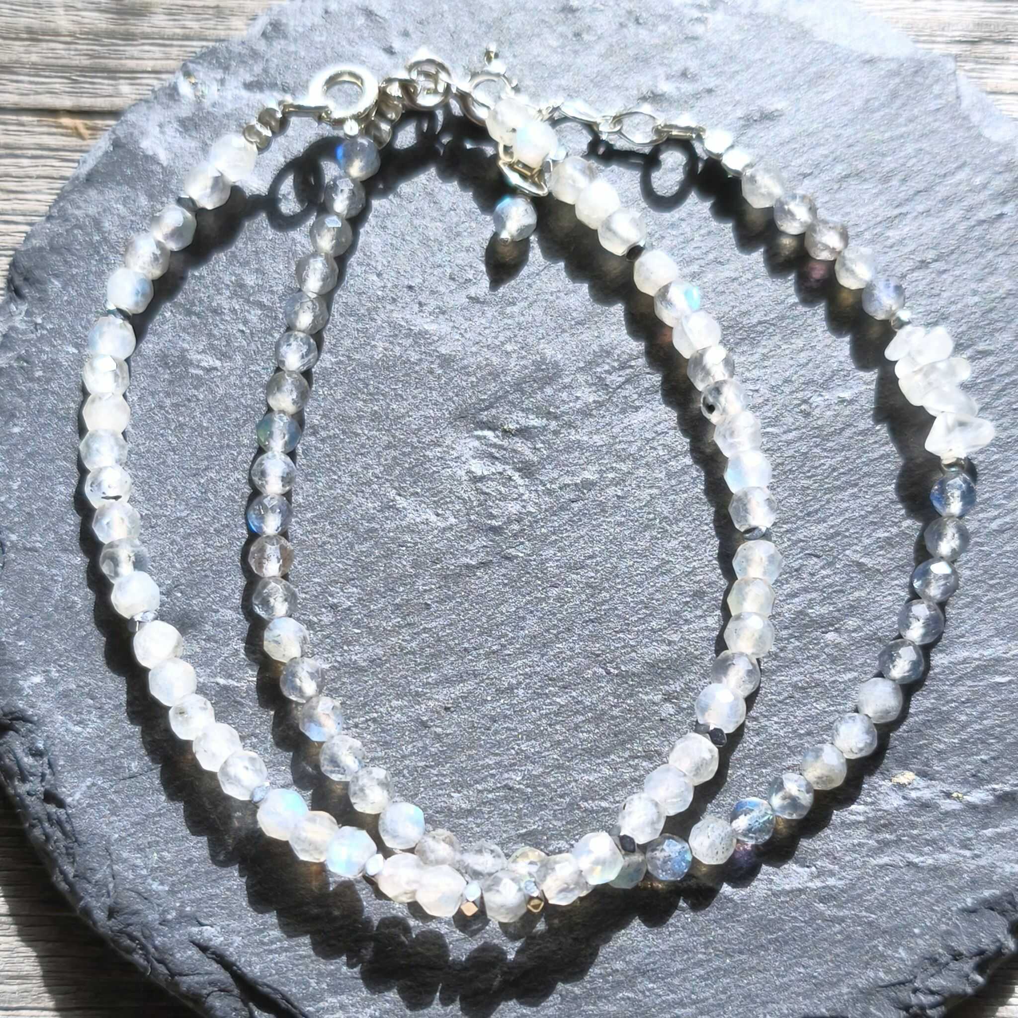 לברדורייט טבעי עם הבזקים כחולים ירוקים מנצנצים לחיזוק אינטואיציה אומץ לשינוי והגנה אנרגטית תכשיט עדין בעבודת יד