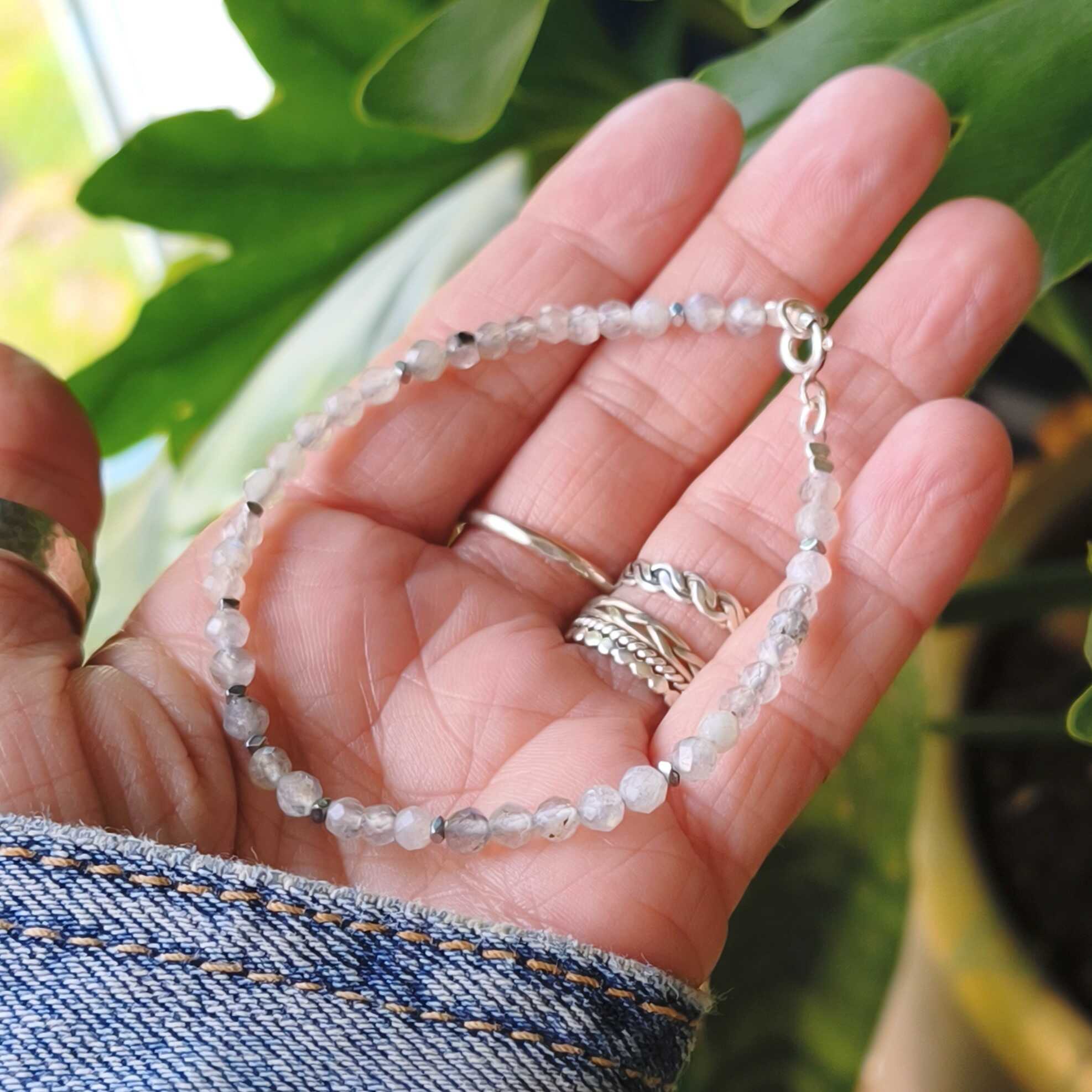 חרוזי לברדורייט טבעי עם הבזקים צבעוניים כחולים וירוקים לחיזוק אינטואיציה עמוקה ושינוי פנימי תכשיט אנרגטי ייחודי בעבודת יד