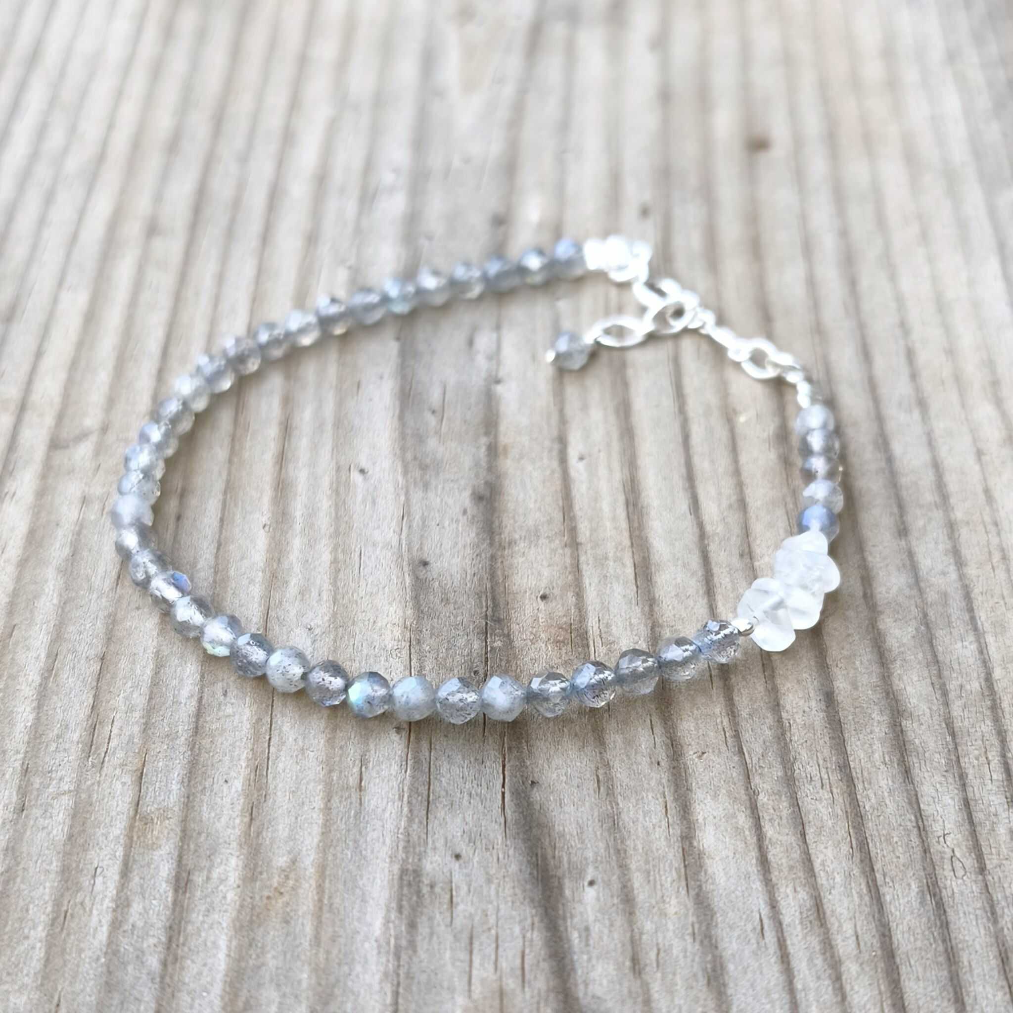 צמיד לברדורייט ומונסטון טבעיים עם הבזקים כחולים ירוקים ושרשרת הארכה לחיזוק אינטואיציה טרנספורמציה וזרימה רגשית תכשיט אנרגטי בעבודת יד