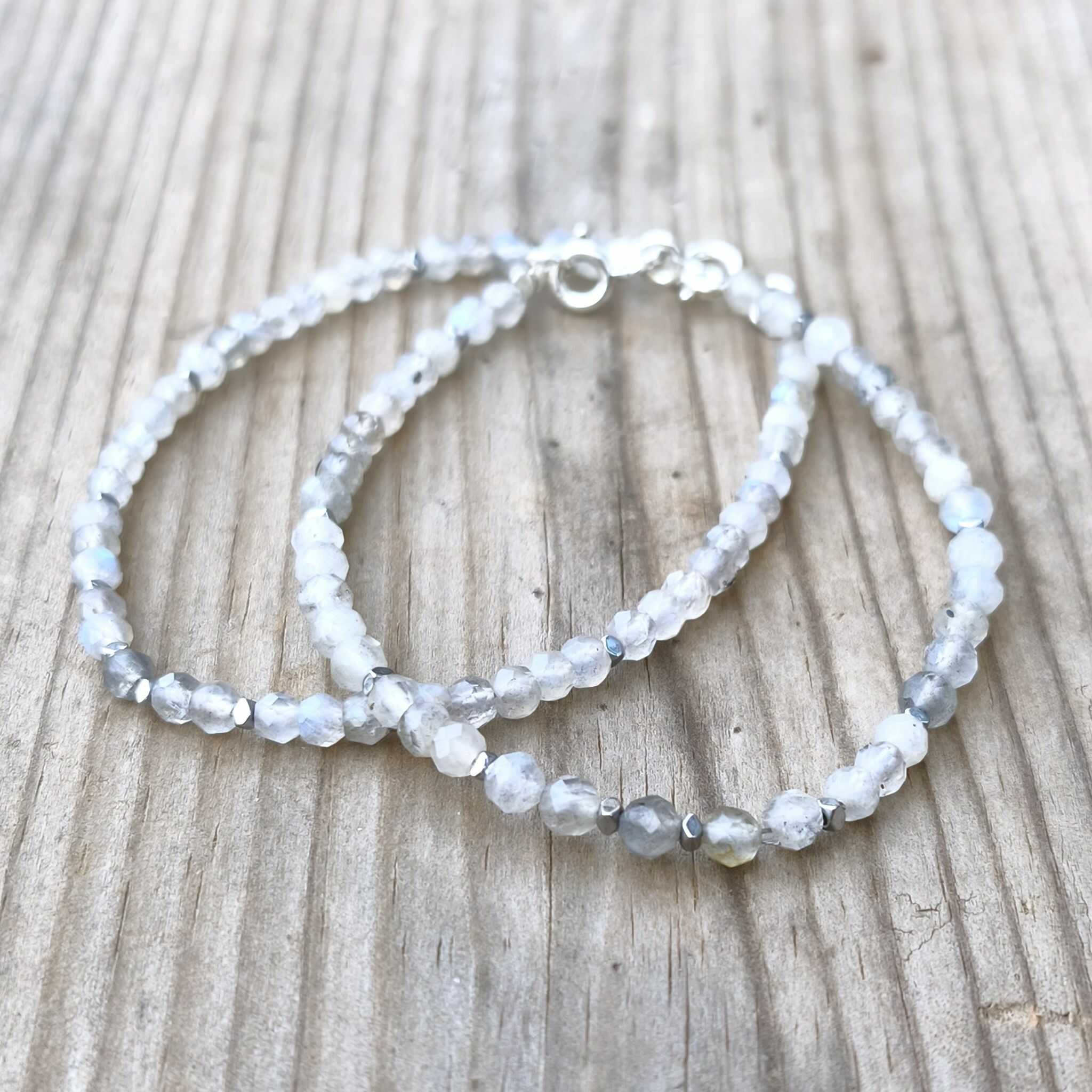 צמיד לברדורייט ומונסטון על היד עם משחק אור והבזקים מנצנצים לחיזוק אינטואיציה הגנה אנרגטית וזרימה רגשית תכשיט אבני חן טבעיות בעבודת יד