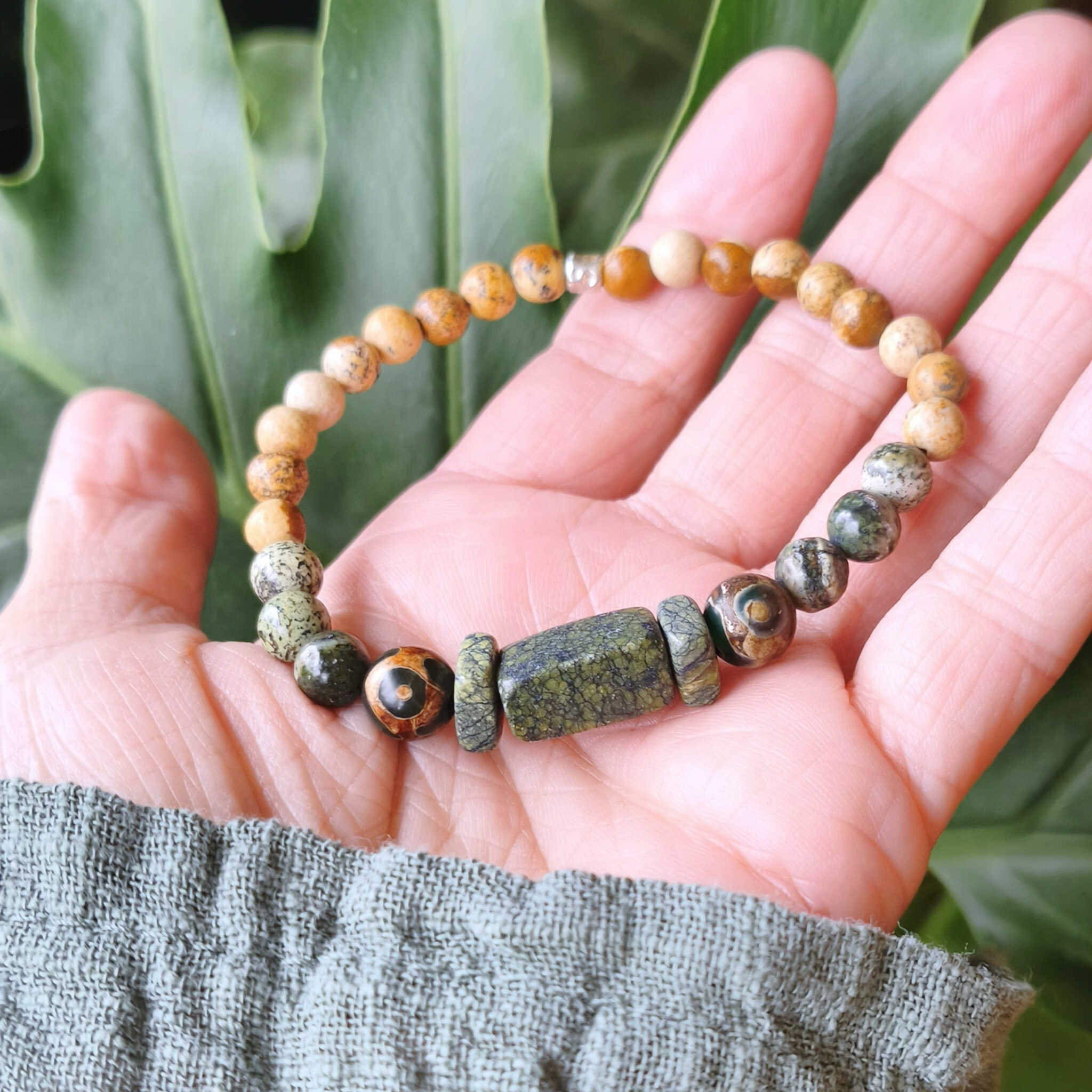 צמיד אבני חן בעבודת יד משלב גספר נוף וסרפנטין ירוק לחיזוק האינטואיציה תכשיט אנרגטי ייחודי