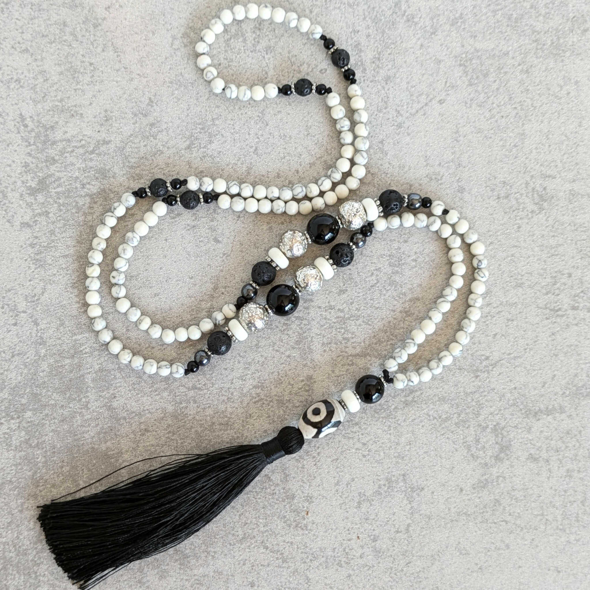 תכשיטי ריפוי קריסטלים מונוכרומטיים שחור לבן אומץ לב ביטחון עצמי, שרשרת מאלה לבנה