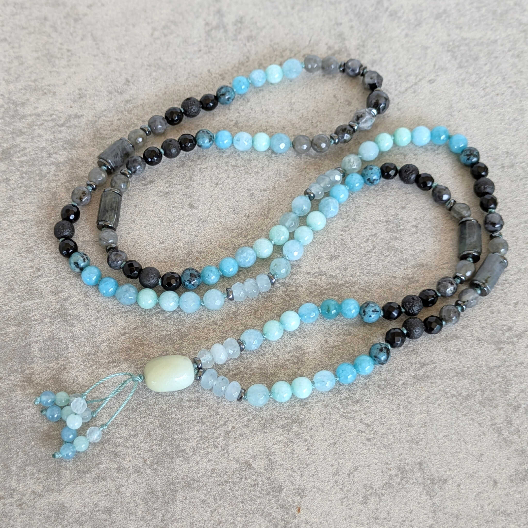 שרשרת ארוכה אמזונייט ולברדורייט להעצמה אישית וצמיחה פנימית