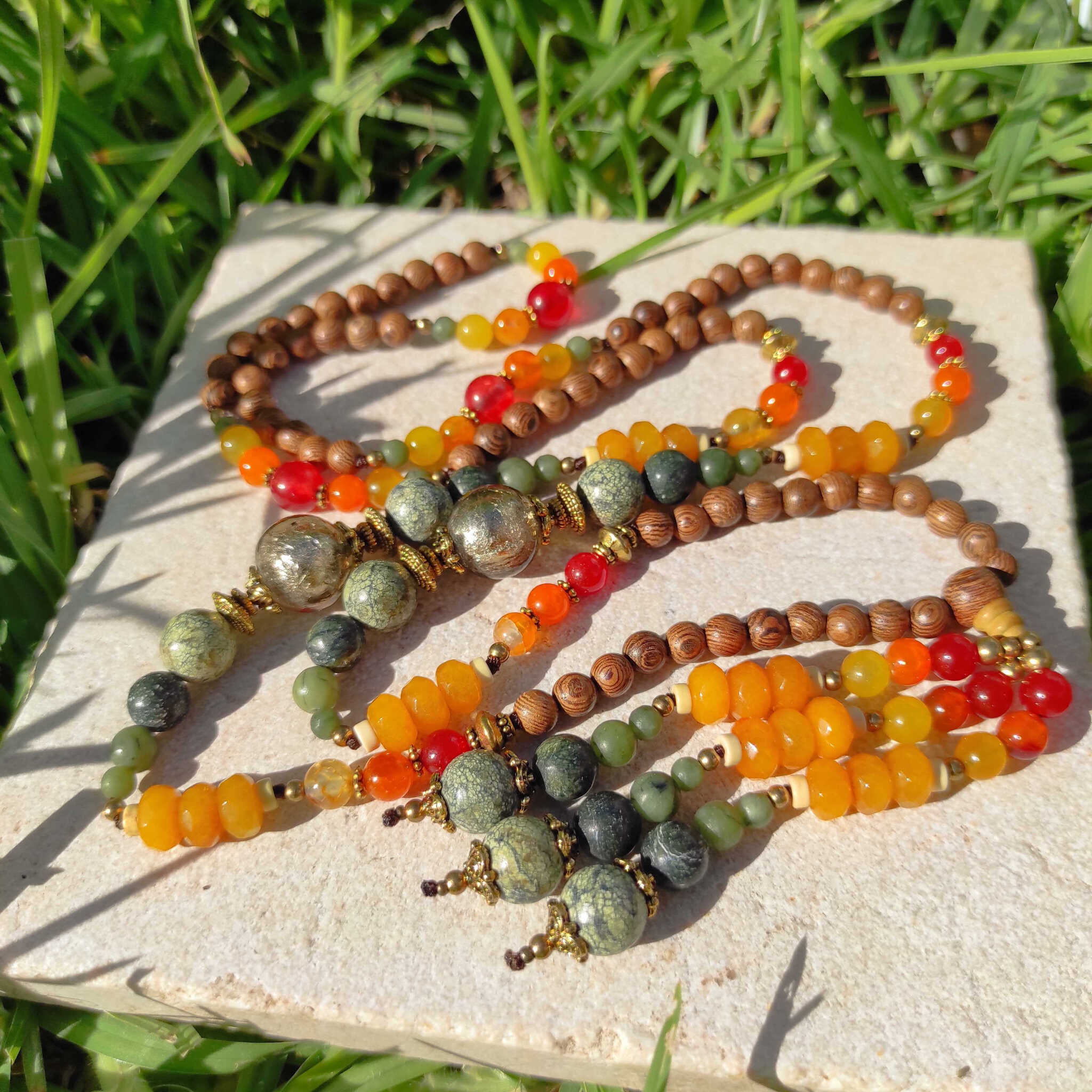 שרשרת ארוכה מאלה עץ טבעי אבני חן צבעוניות Soul Elements