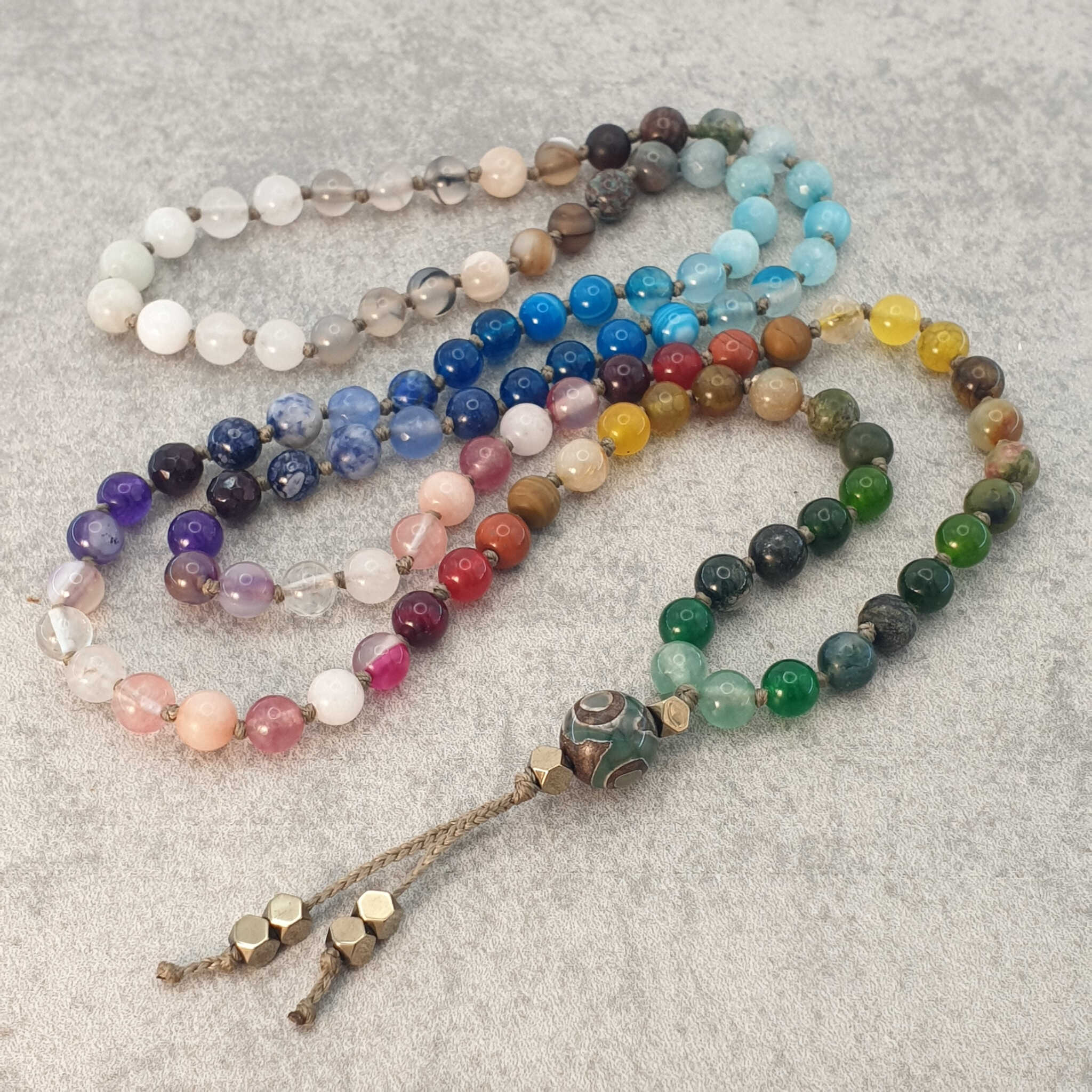 שרשרת לצמיחה, שרשרת מאלה 108 חרוזים צבעוניים עם דזי אגת לצמיחה אישית והרמוניה