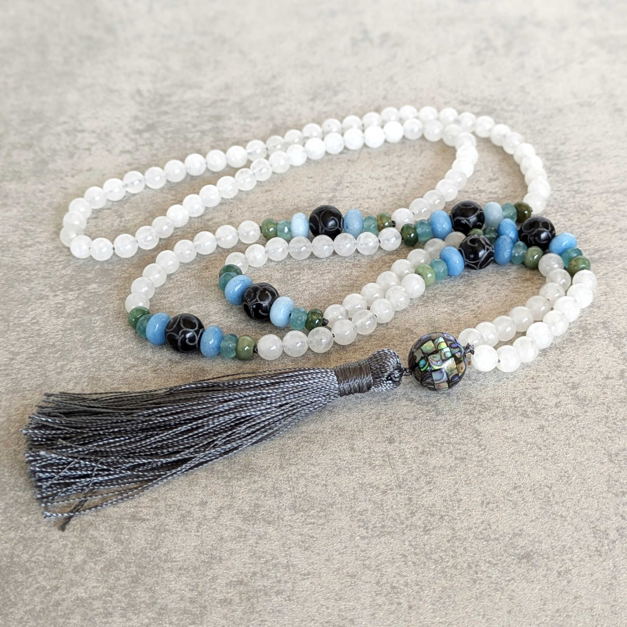 שרשרת מאלה 108 חרוזי קוורץ חלבי לבן לכוח פנימי ושלווה