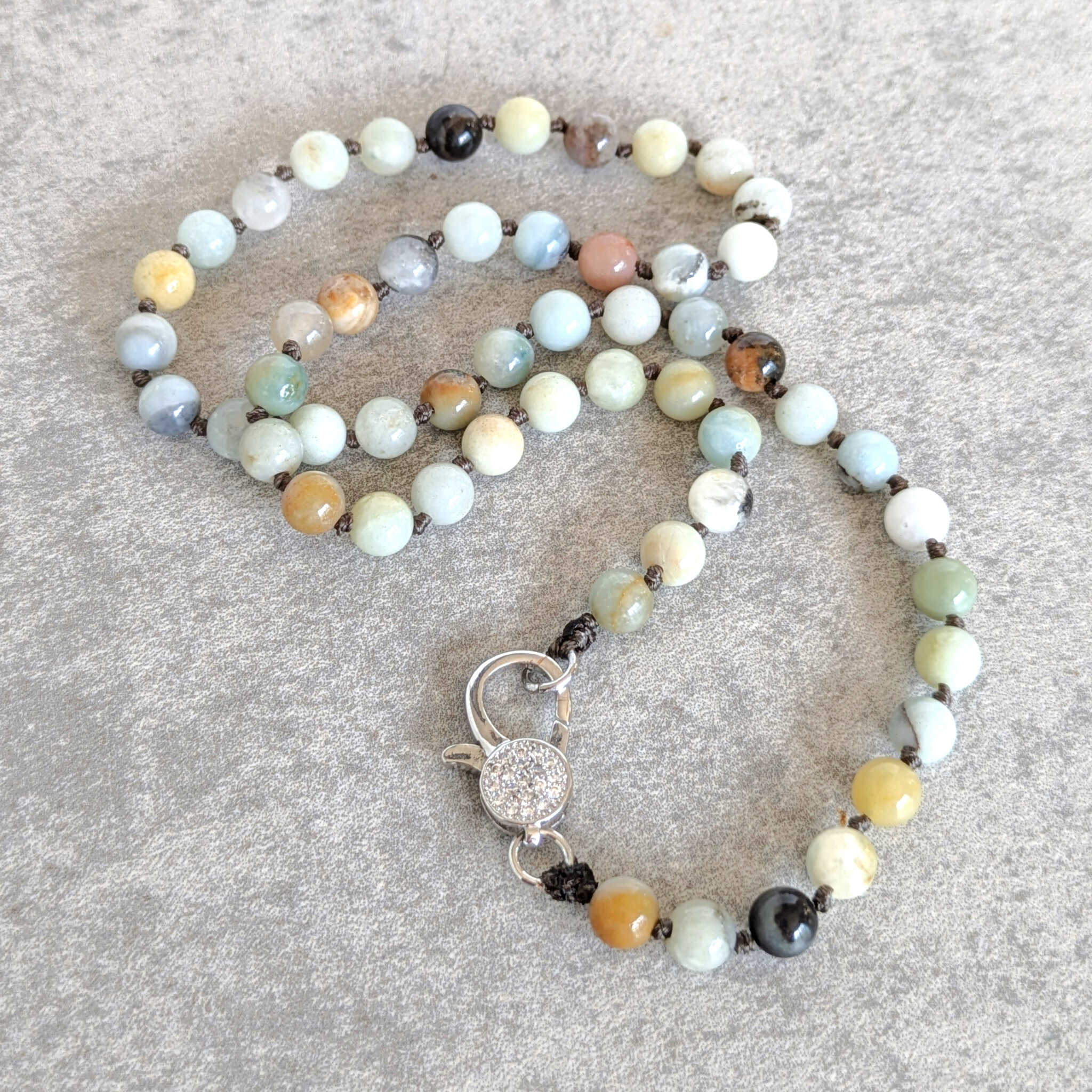 שרשרת מאלה 54 חרוזי אמזונייט טבעיים עם סוגר משובץ זירקונים לתקשורת ברורה ושלווה פנימית