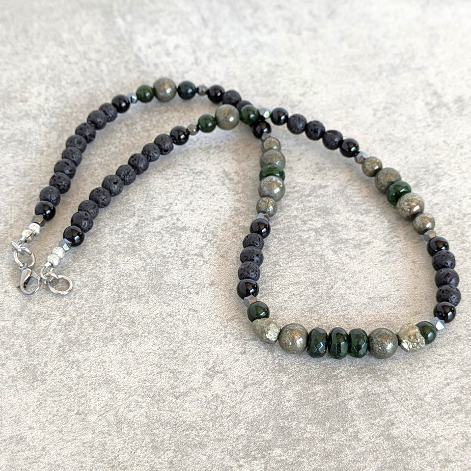 שרשרת מאלה אבן לבה שחורה ופיריט להגנה ושפע כלכלי