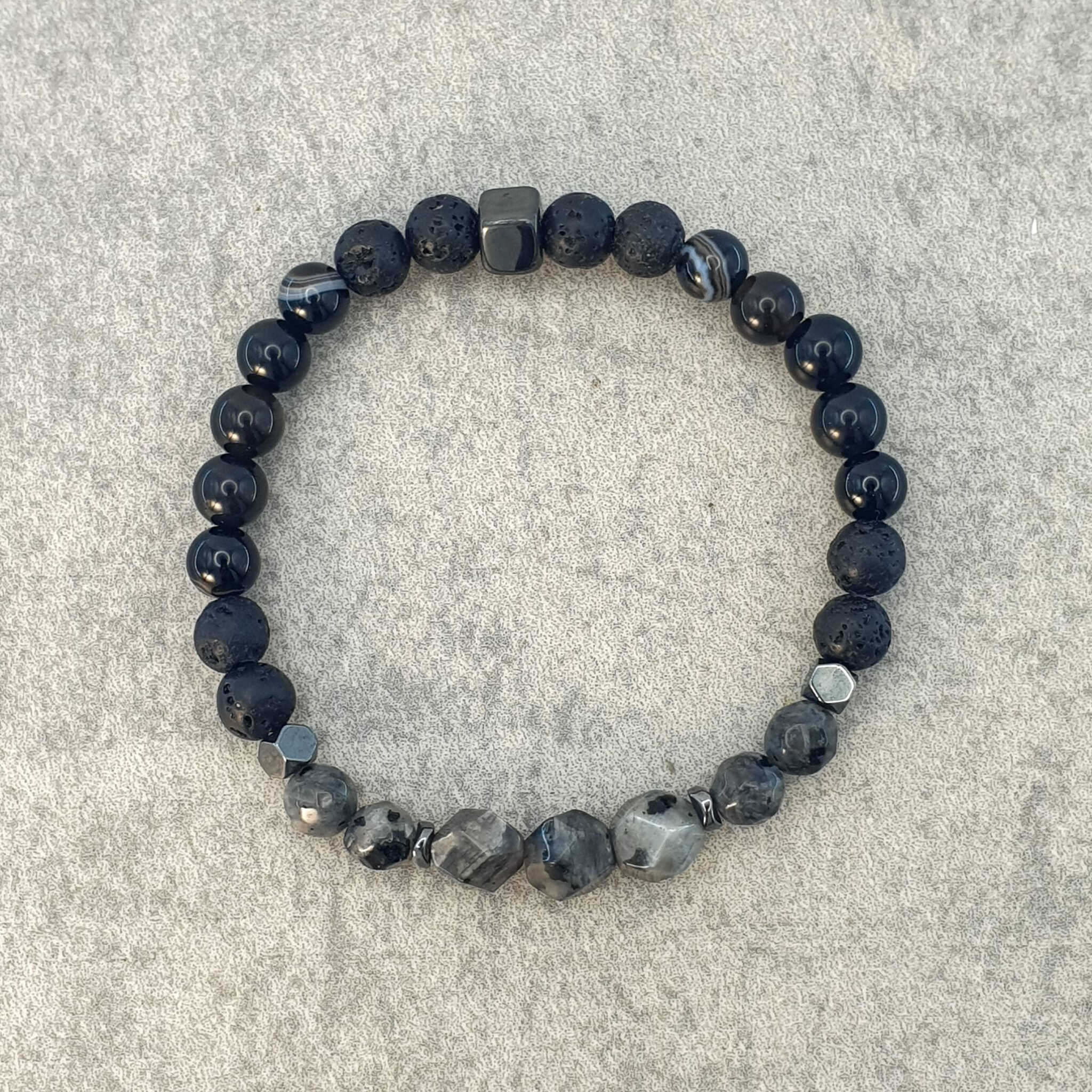 צמיד לגבר עם אבנים שחורים להגנה ועין הרע