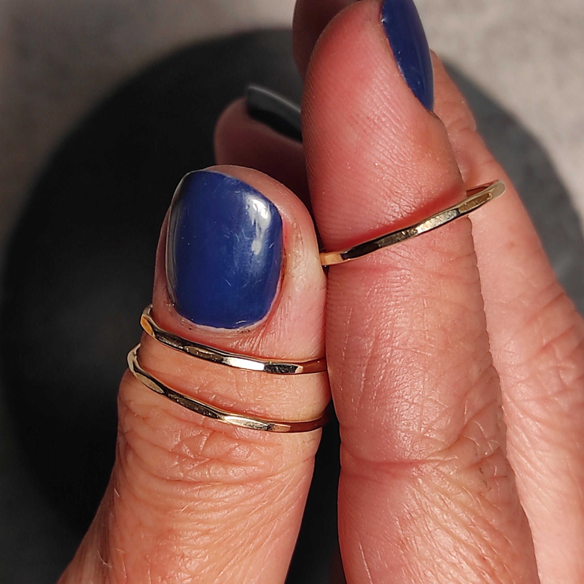 טבעת גולדפילד 14K דקה ועדינה עם ריקוע עדין ומרקם ייחודי