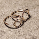 טבעת קארמה מינימליסטית מזהב גולדפילד  עיצוב סמלי