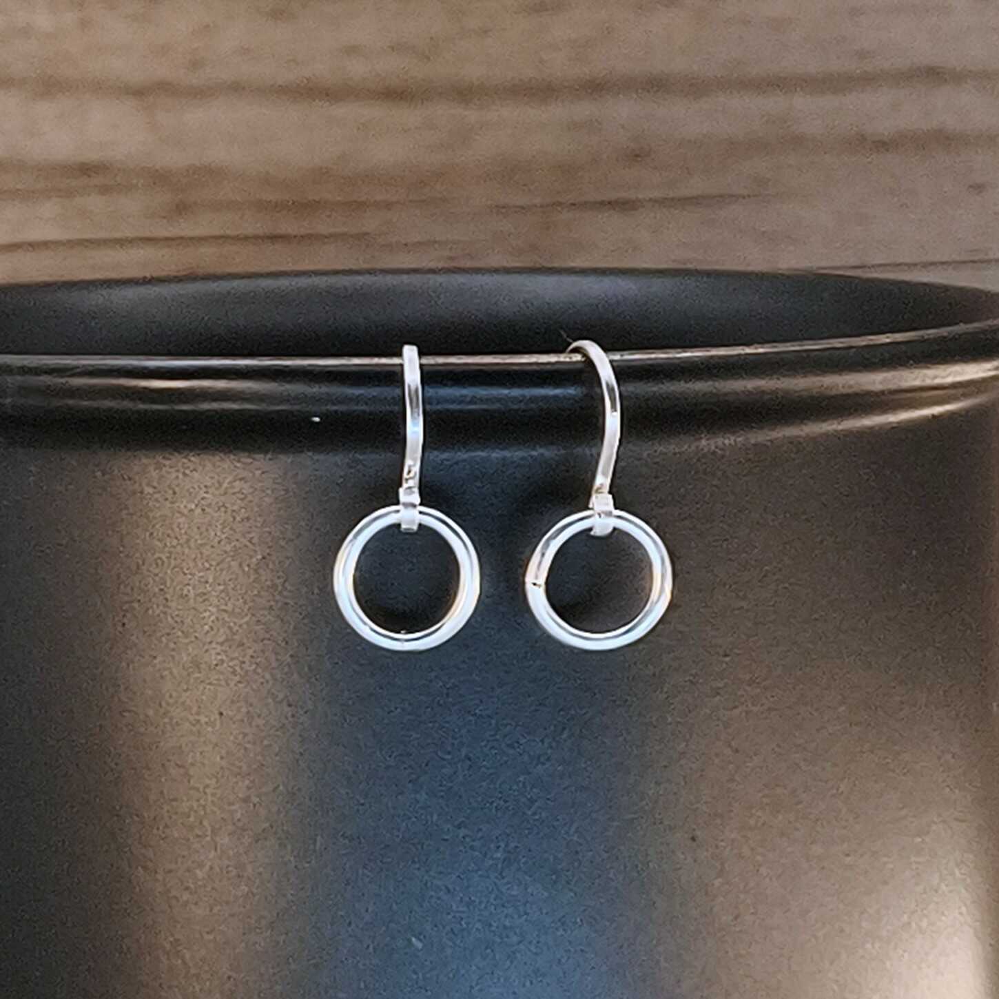 עגילי כסף מינימליסטיים נתלים קלים עיצוב פשוט ונקי למראה יומיומי