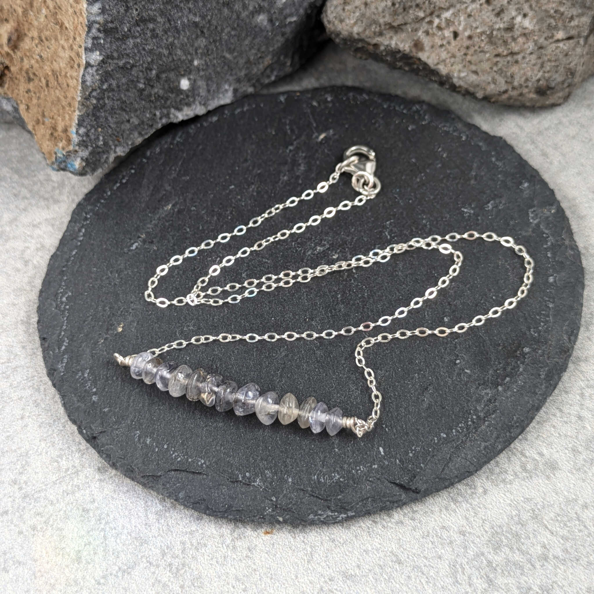 שרשרת כסף מינימליסטית עם קריסטל איולייט לחיבור פנימי ויצירתיות