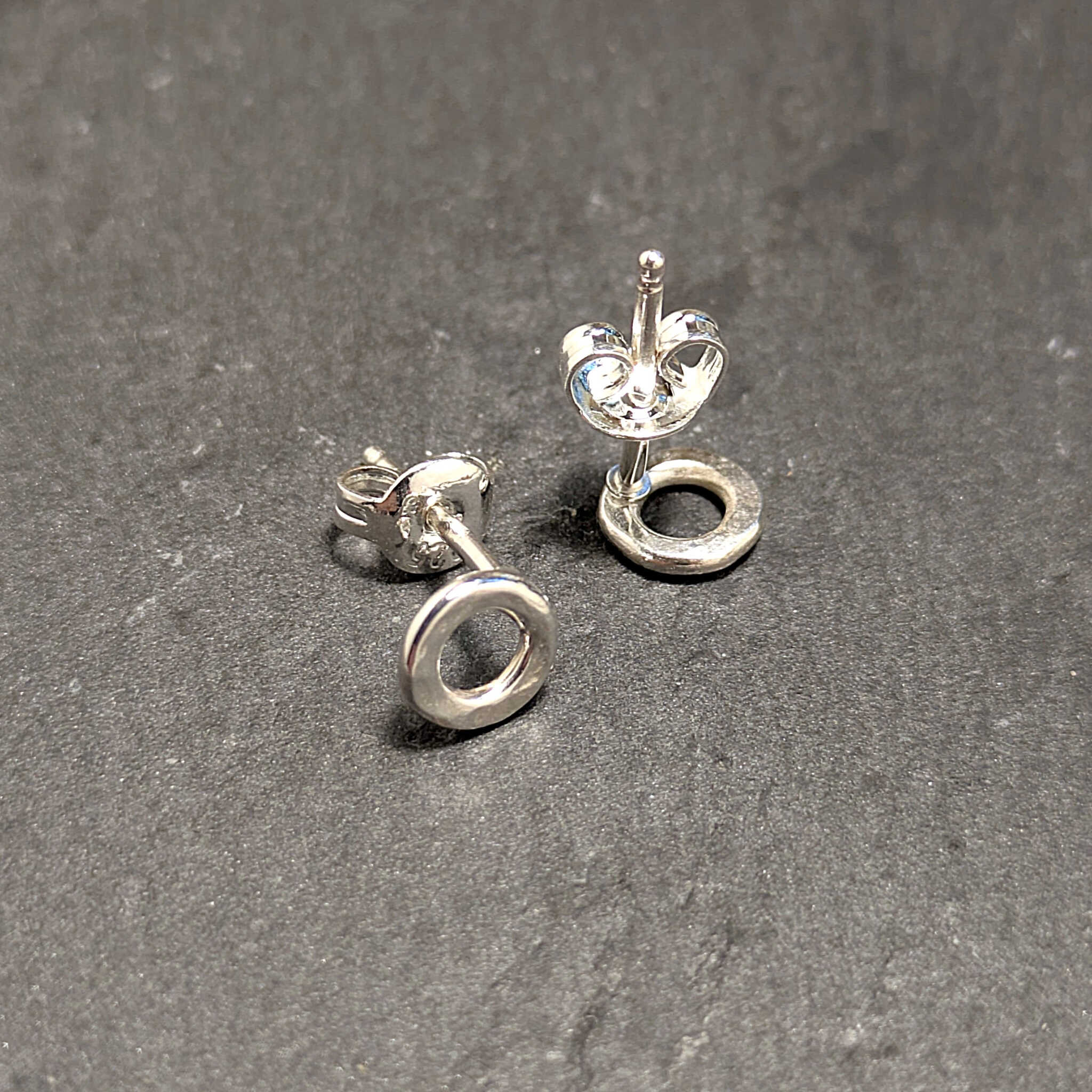 עגילי כסף צמודים מינימליסטיים עם מרקם מרוקע עדין למעגל קארמה