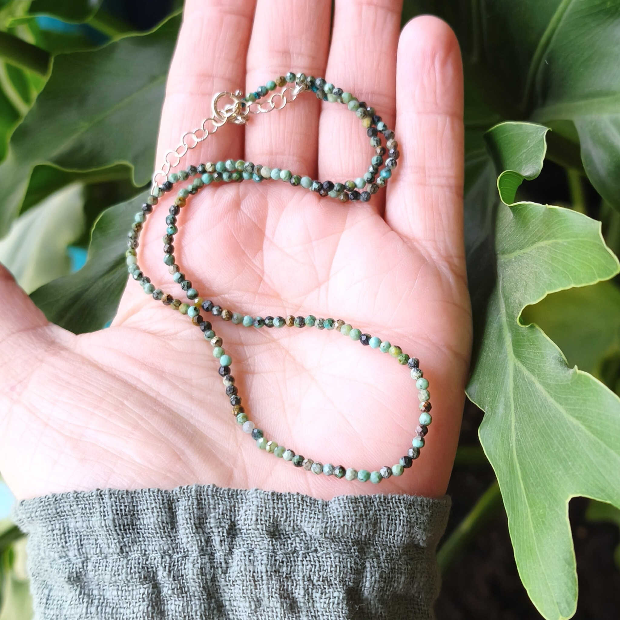 שרשרת טורקיז טבעי עדינה על דוגמנית תכשיט מינימליסטי לביטוי עצמי כנה חיבור לאינטואיציה ושלווה פנימית